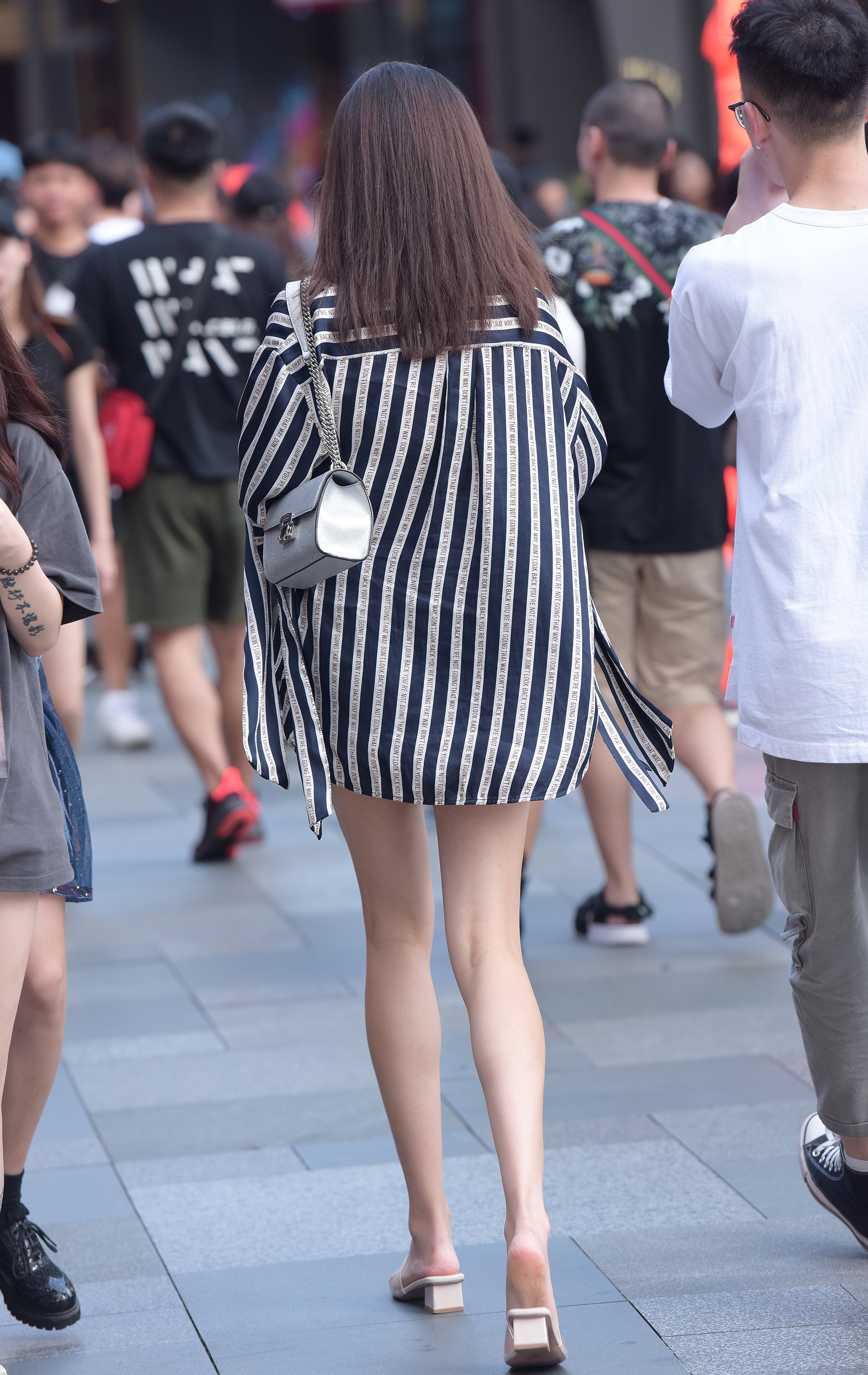  魔镜街拍,热裤,熟女,街拍,写真套图,Sexy Asian Girls Feet