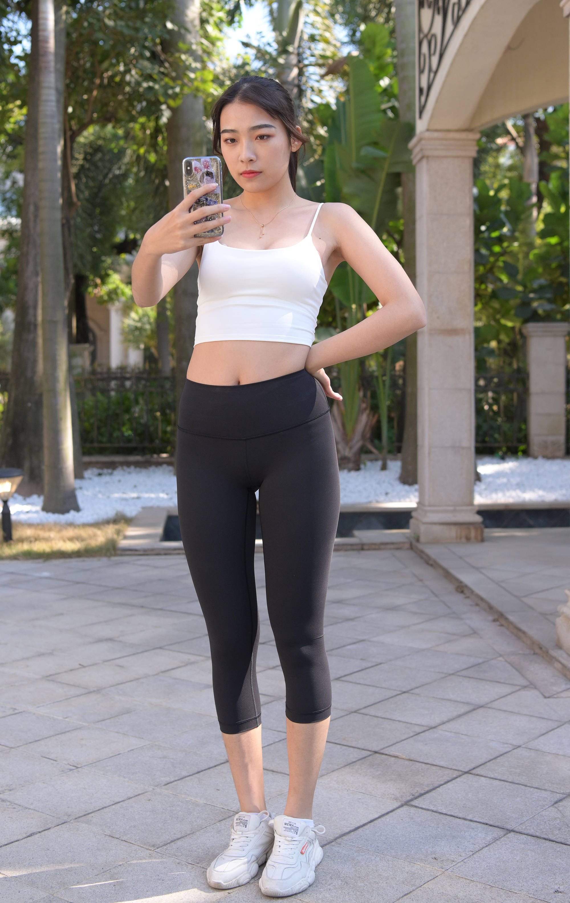  街拍鸭,魔镜街拍,紧身裤,人妻,街拍,写真套图,鱼鱼足影