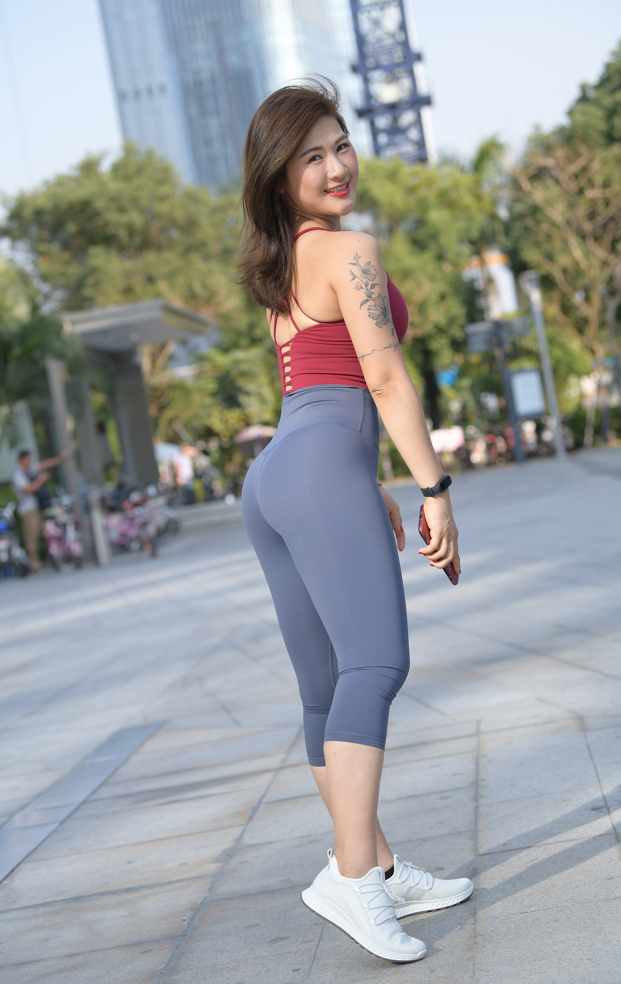  街拍鸭,魔镜街拍,紧身裤,少妇,街拍,写真套图,凛子酱