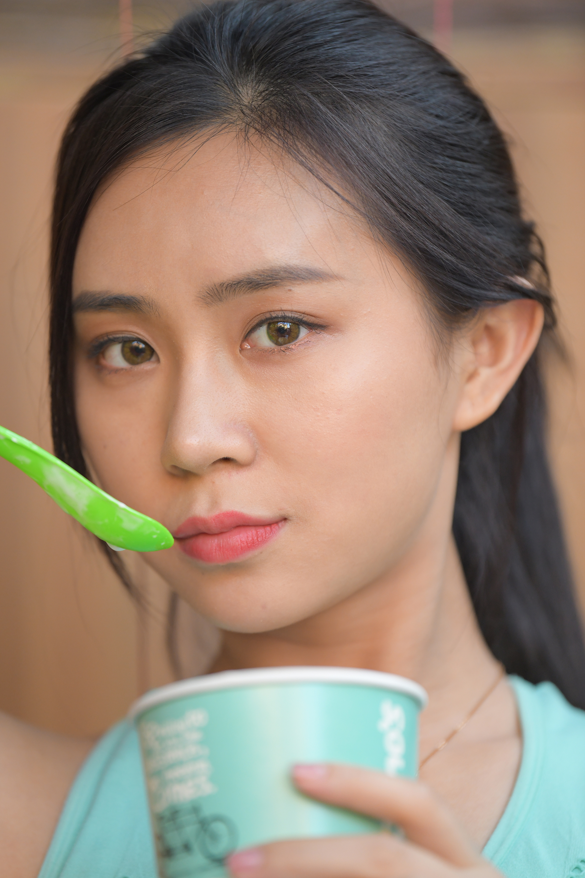  街拍鸭,魔镜街拍,紧身裤,人妻,街拍,写真套图,TouTiao头条女神