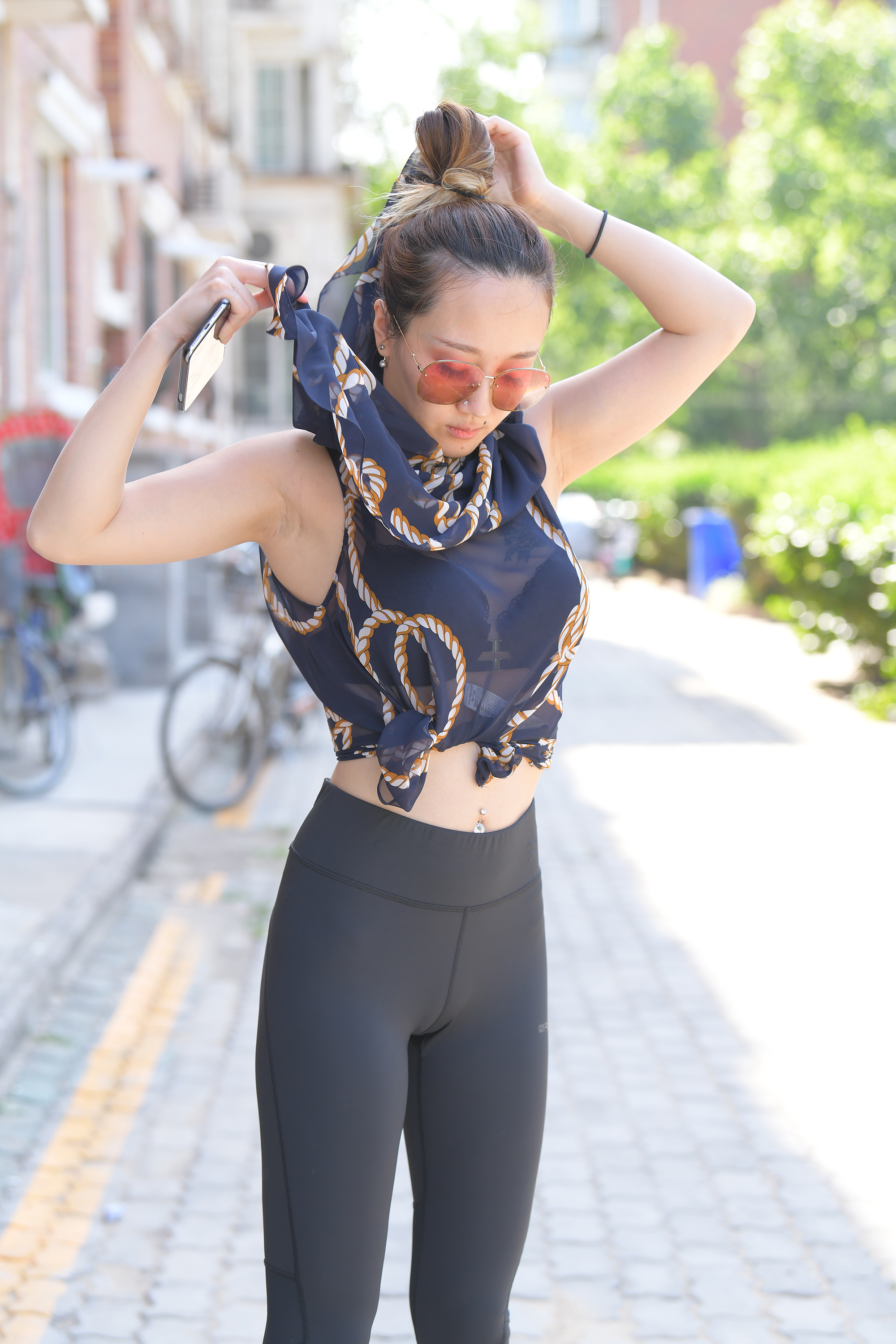  街拍鸭,魔镜街拍,紧身裤,少妇,街拍,写真套图,阿包也是兔娘