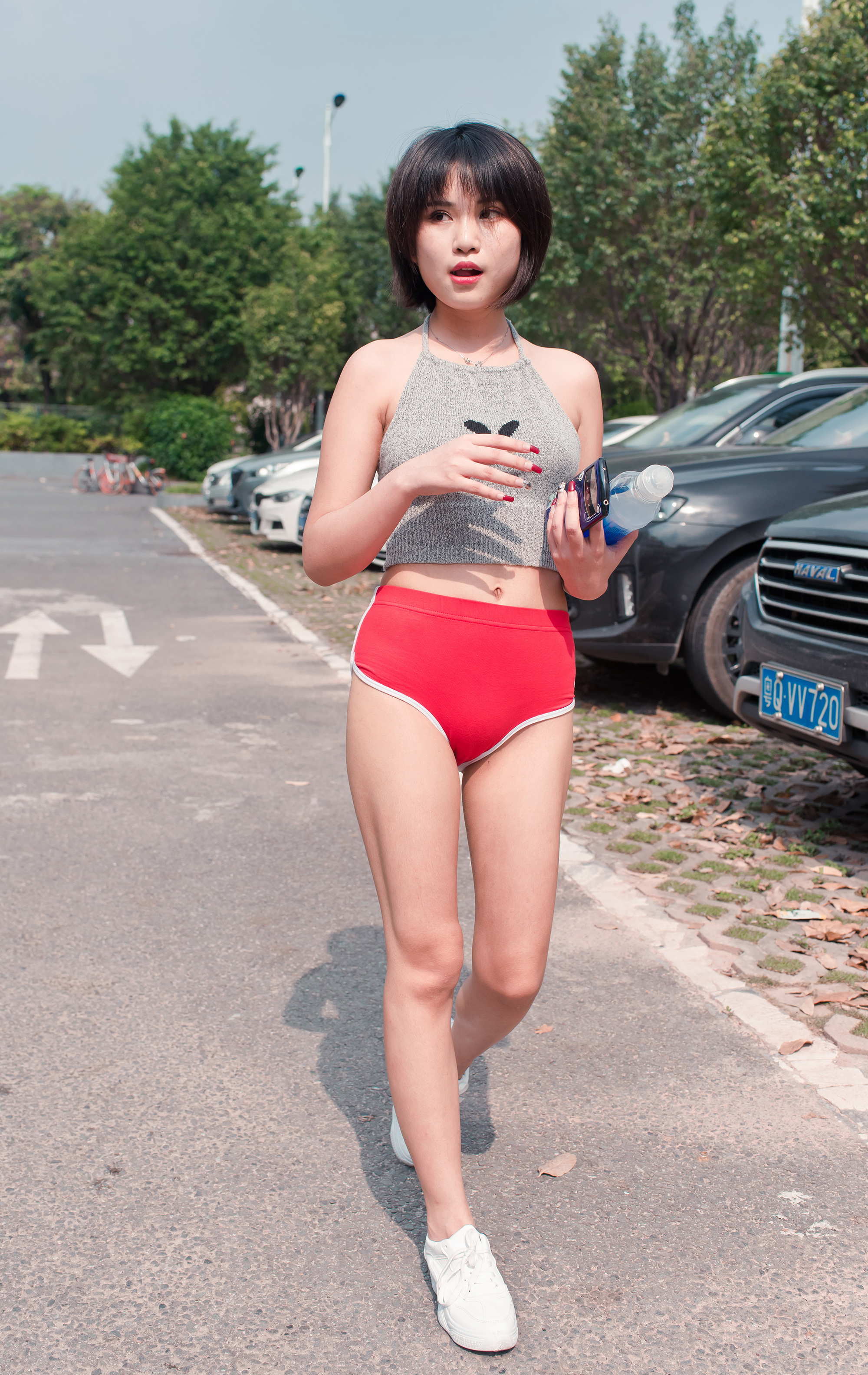  街拍鸭,魔镜街拍,紧身裤,美女,街拍,写真套图,赤足者