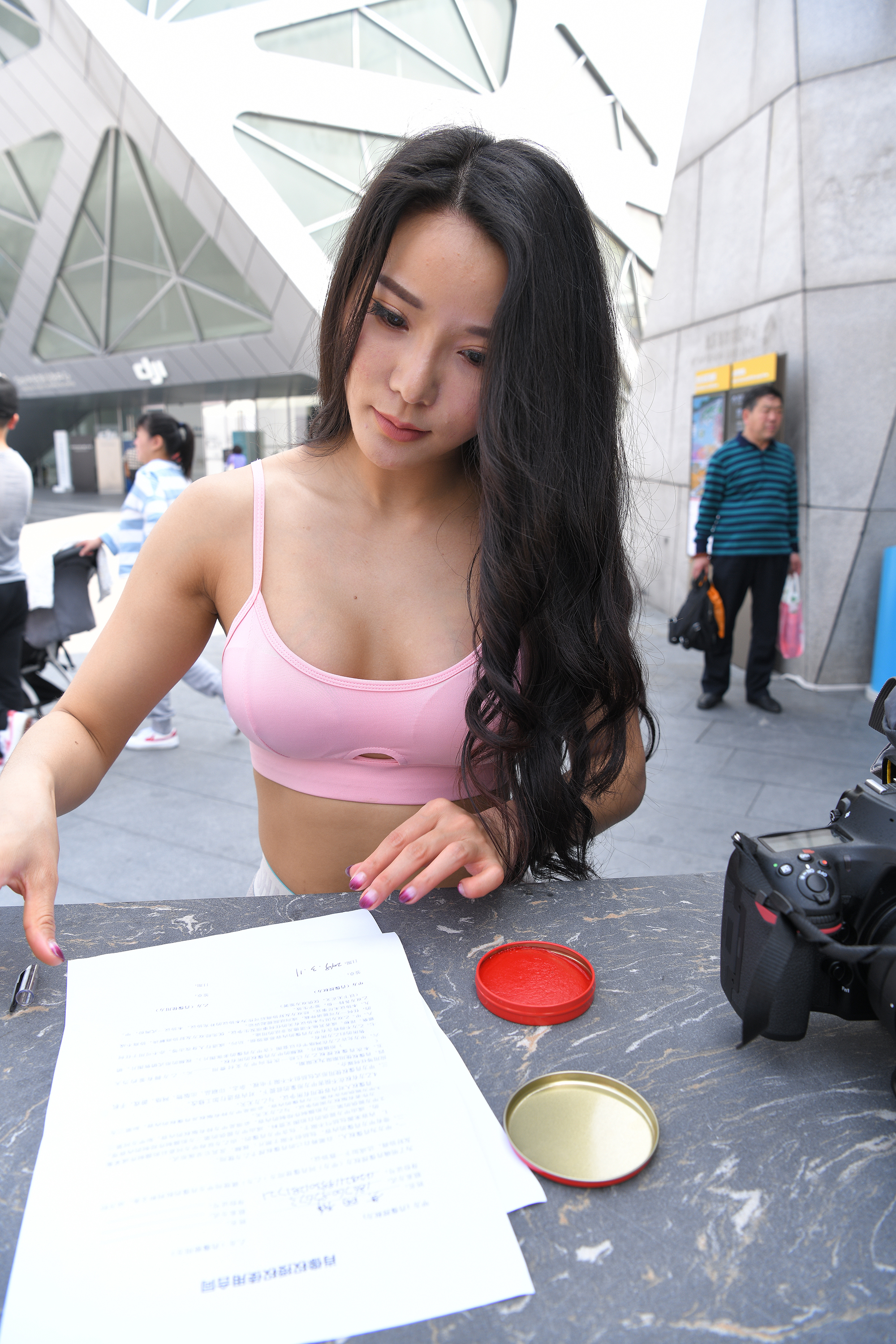  街拍鸭,魔镜街拍,紧身裤,美臀,少妇,街拍,写真套图,弥音音