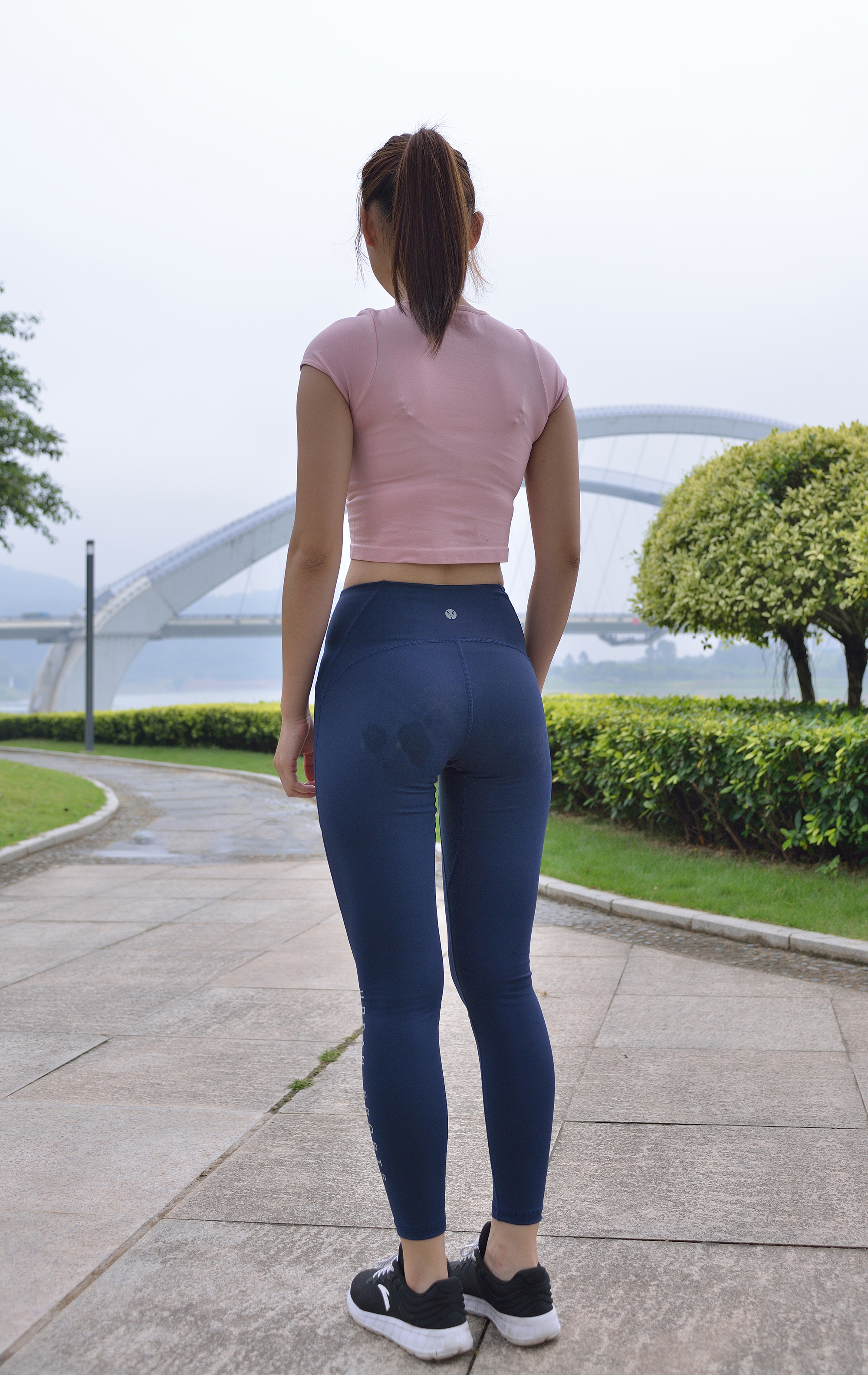  街拍鸭,魔镜街拍,紧身裤,少妇,街拍,写真套图,中山原创