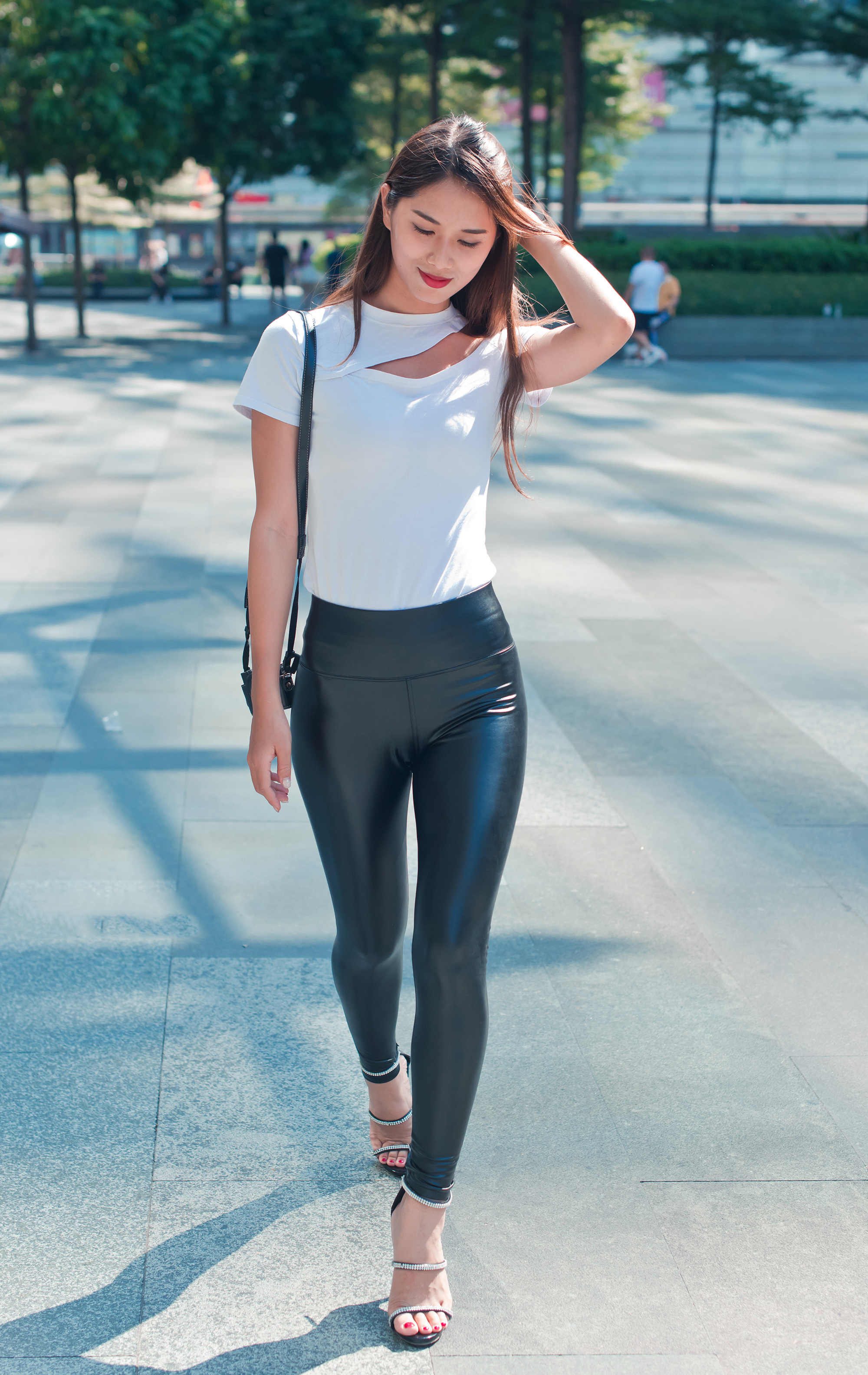  街拍鸭,魔镜街拍,皮裤,人妻,街拍,写真套图,LD零度摄影