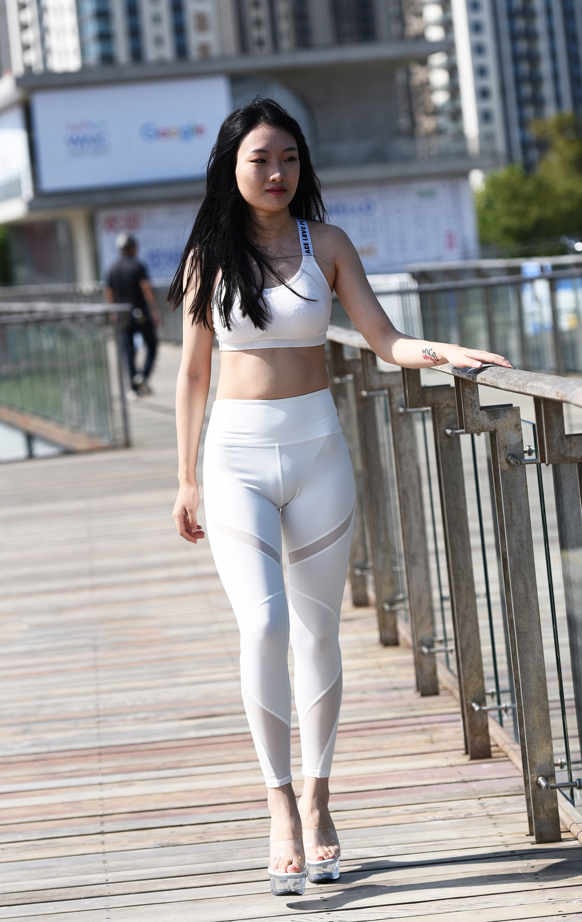  街拍鸭,魔镜街拍,紧身裤,少妇,街拍,写真套图,喵喵的喵吖