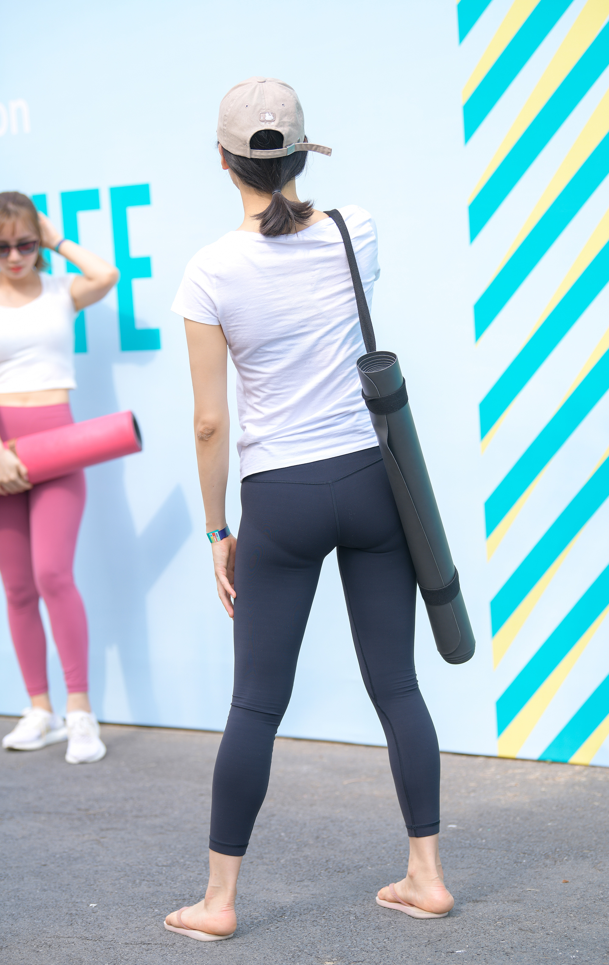  魔镜街拍,美臀,紧身裤,少妇,街拍,写真套图,户外街拍系列