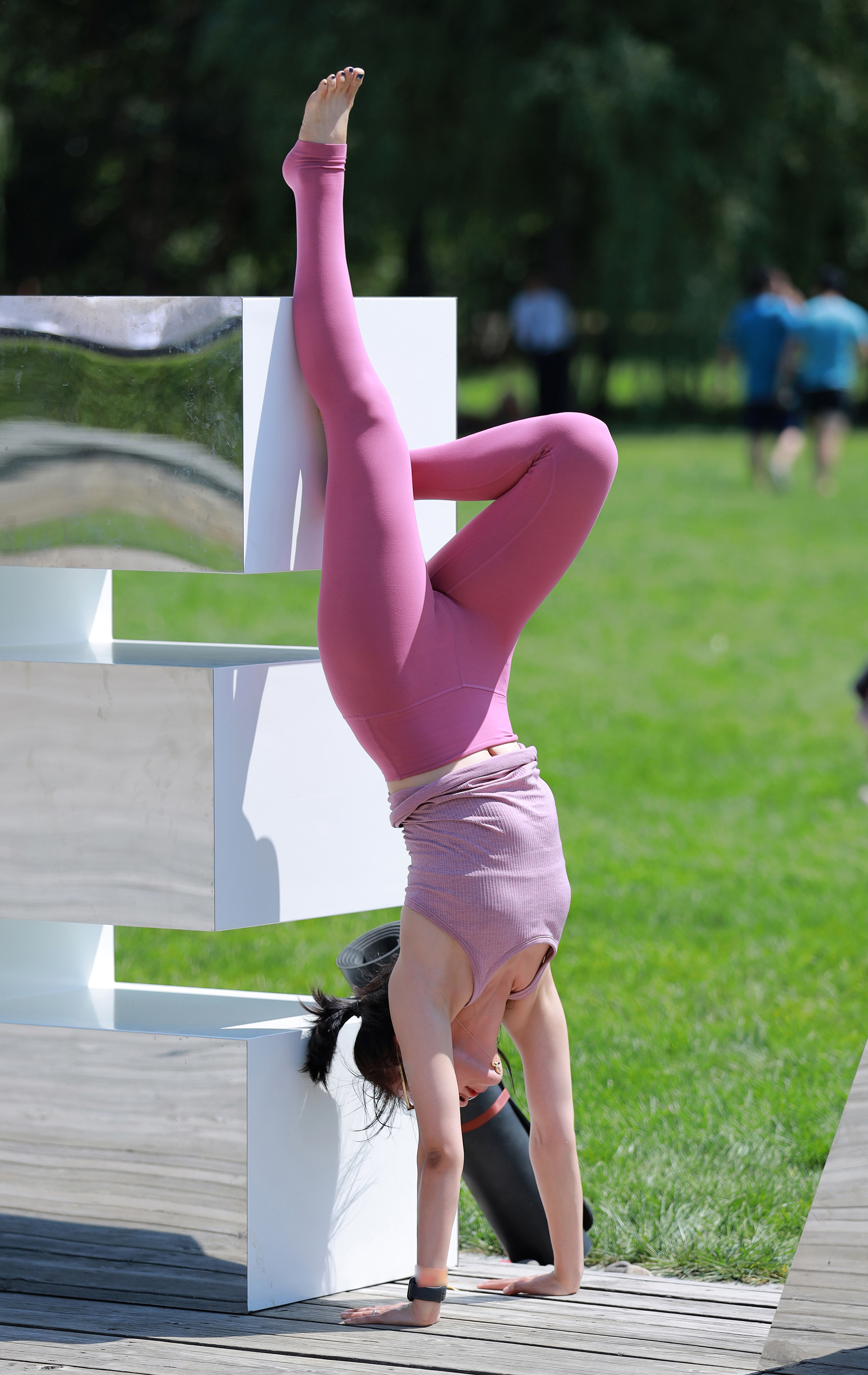  魔镜街拍,紧身裤,熟女,街拍,写真套图,轻兰映画