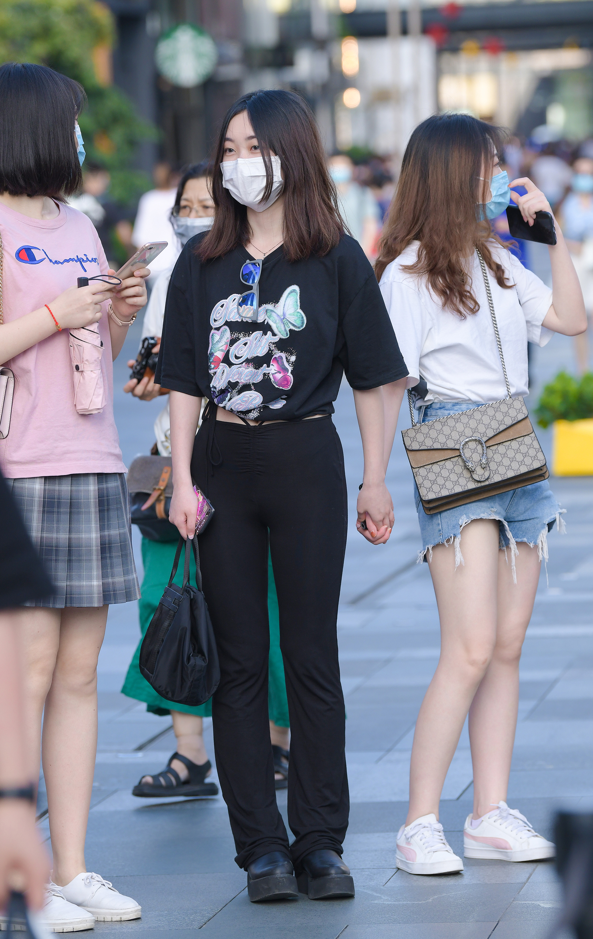  魔镜街拍,美臀,少妇,街拍,写真套图,鱼鱼足影