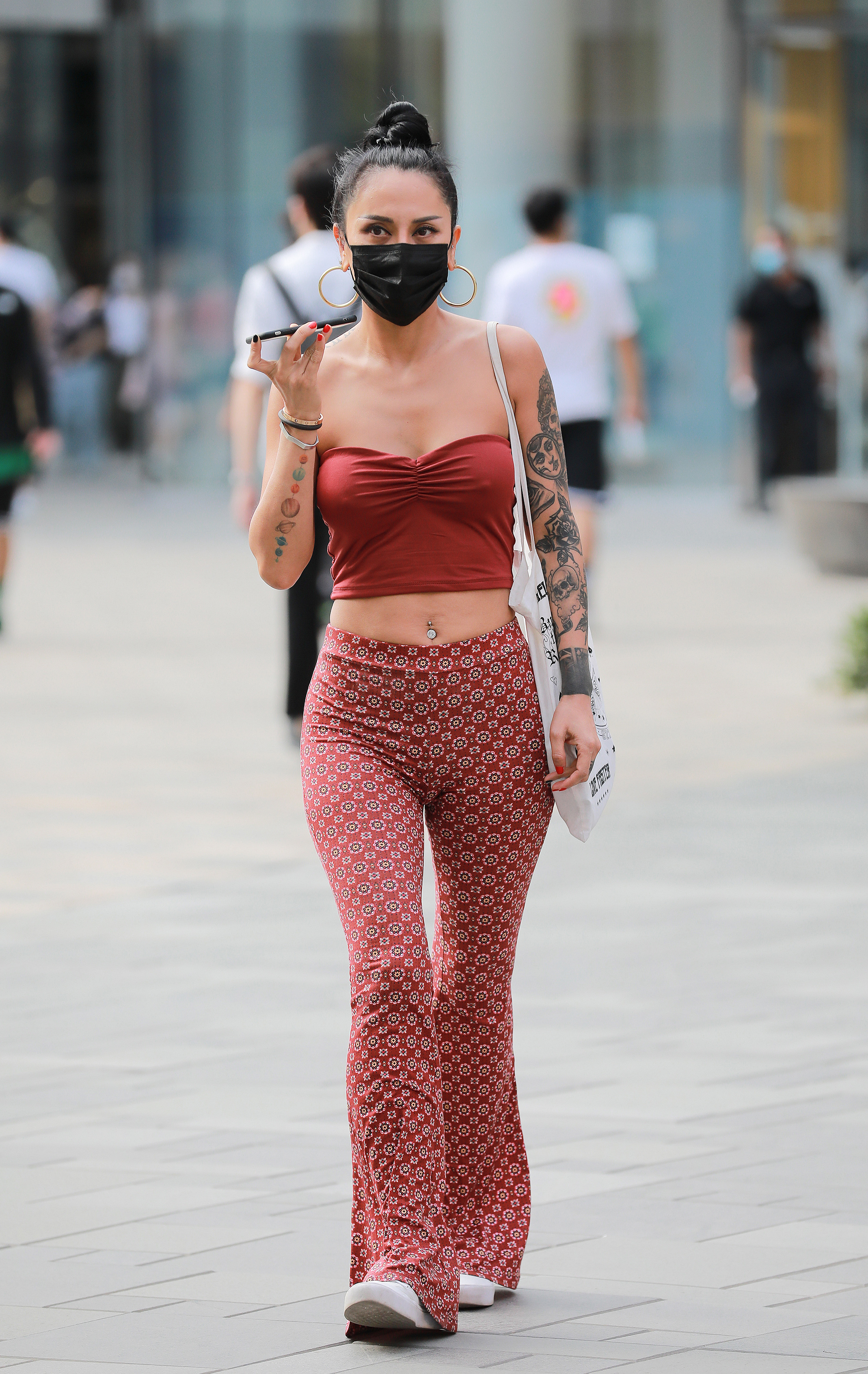  魔镜街拍,紧身裤,美女,街拍,写真套图,紫氯氯