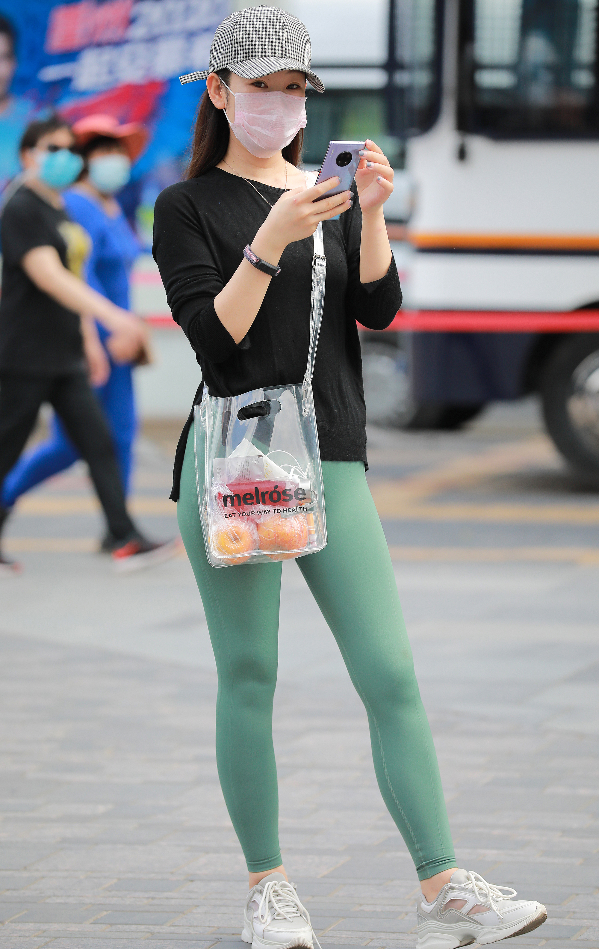  魔镜街拍,美臀,紧身裤,小姐姐,街拍,写真套图,YALAYI雅拉伊