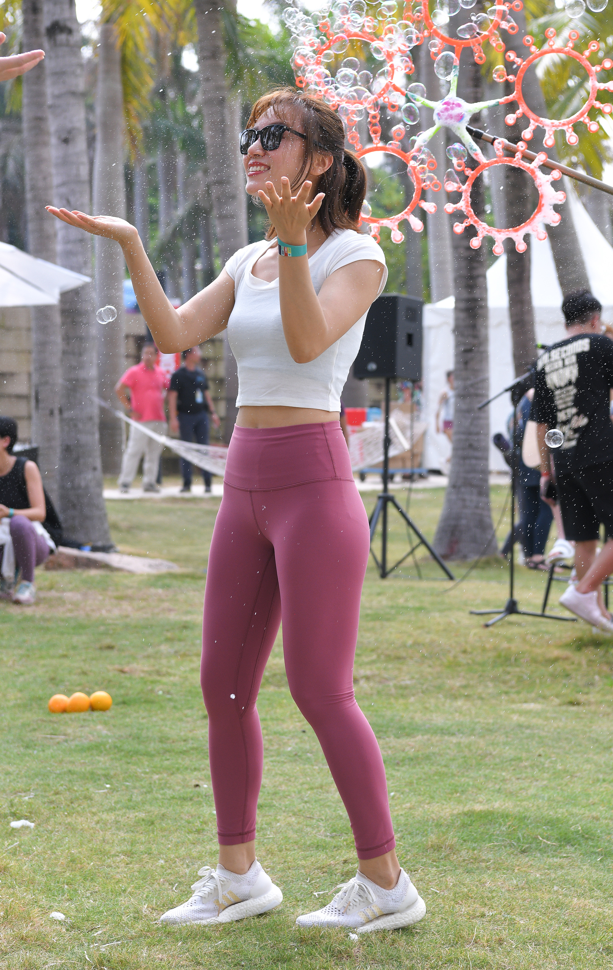  魔镜街拍,美臀,紧身裤,熟女,街拍,写真套图,Limerence原创