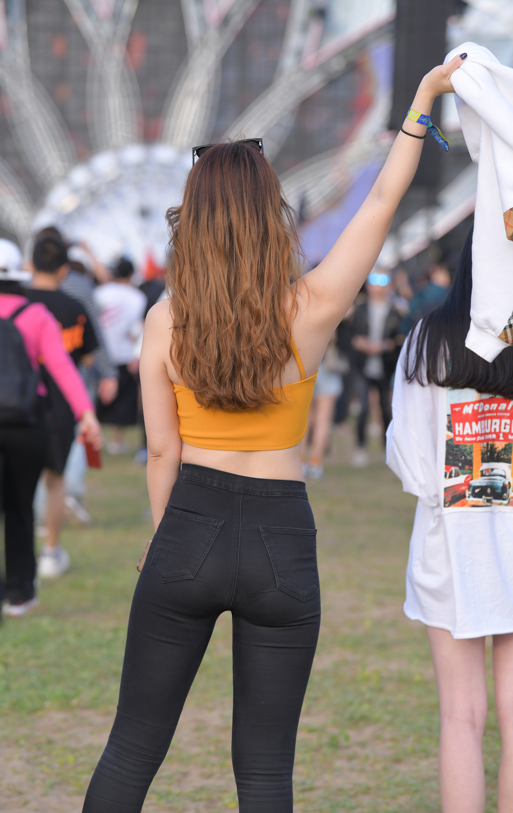  魔镜街拍,美臀,紧身裤,熟女,街拍,写真套图,阿包也是兔娘