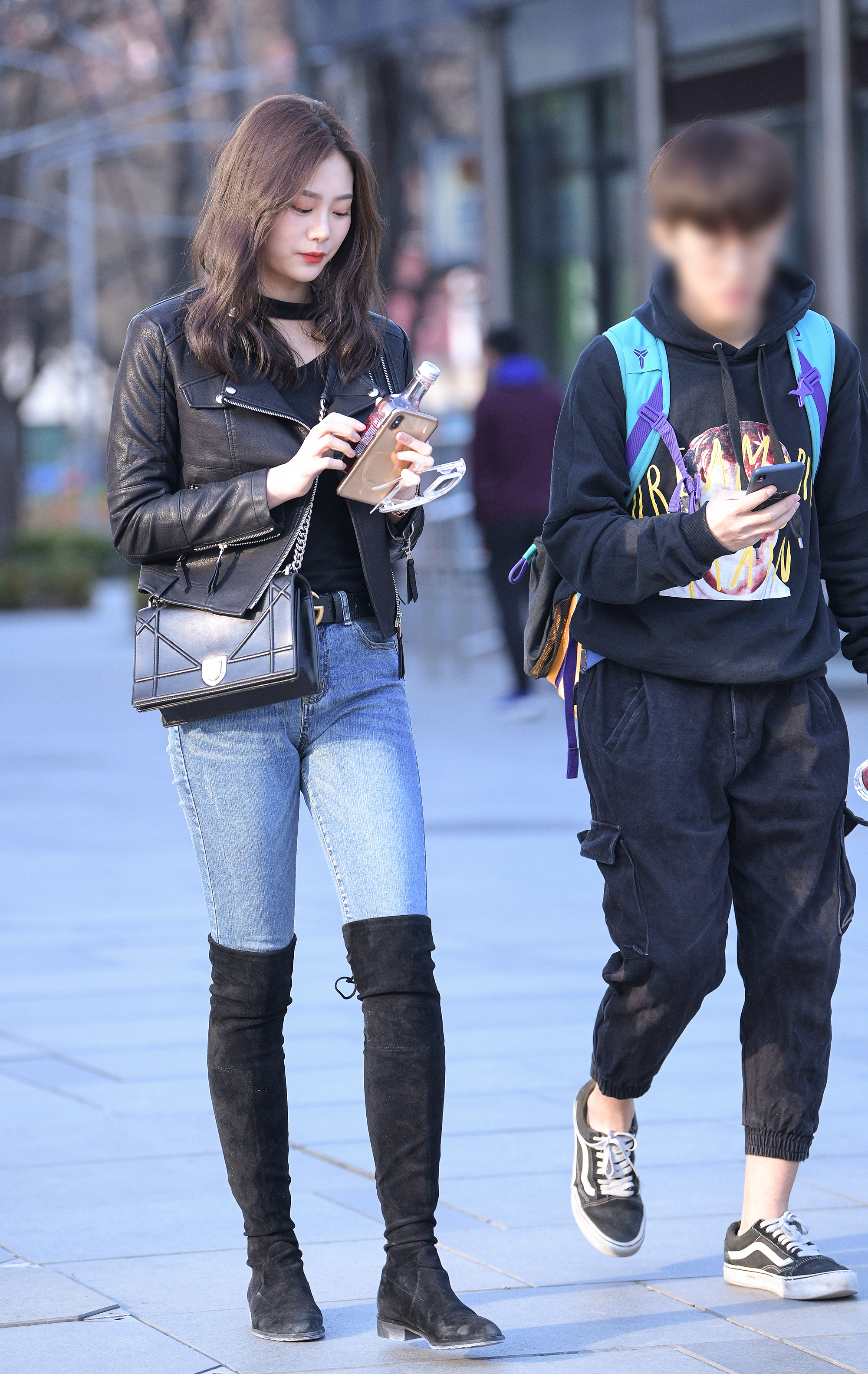  魔镜街拍,,熟女,街拍,写真套图,拿相机的执义