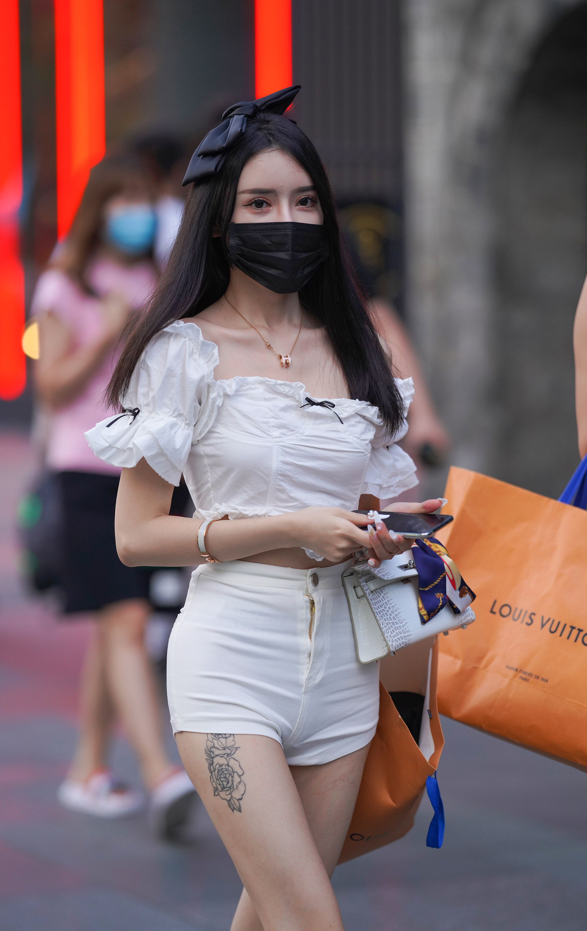  魔镜街拍,热裤,熟女,街拍,写真套图,拿相机的执义