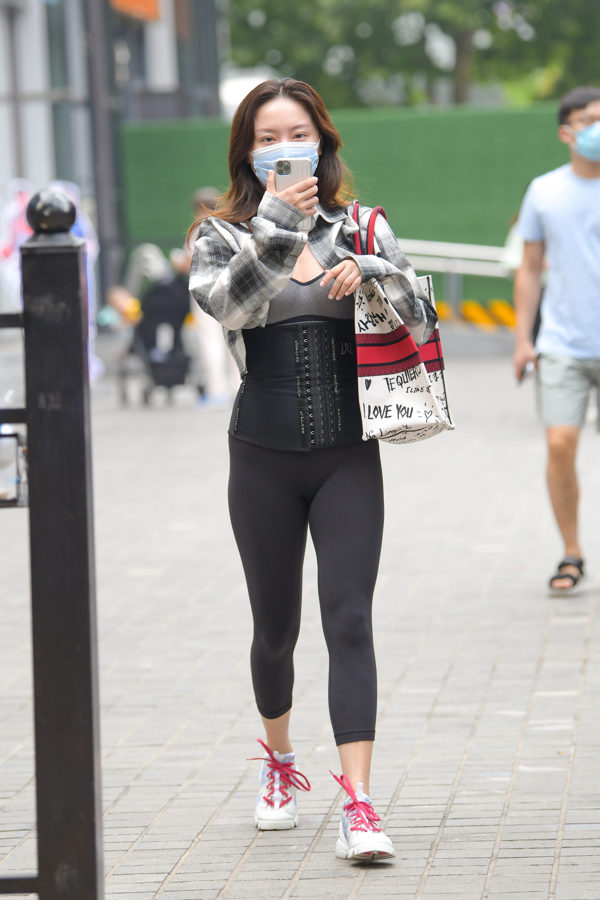  街拍鸭,魔镜街拍,紧身裤,小姐姐,街拍,写真套图,KM工作室