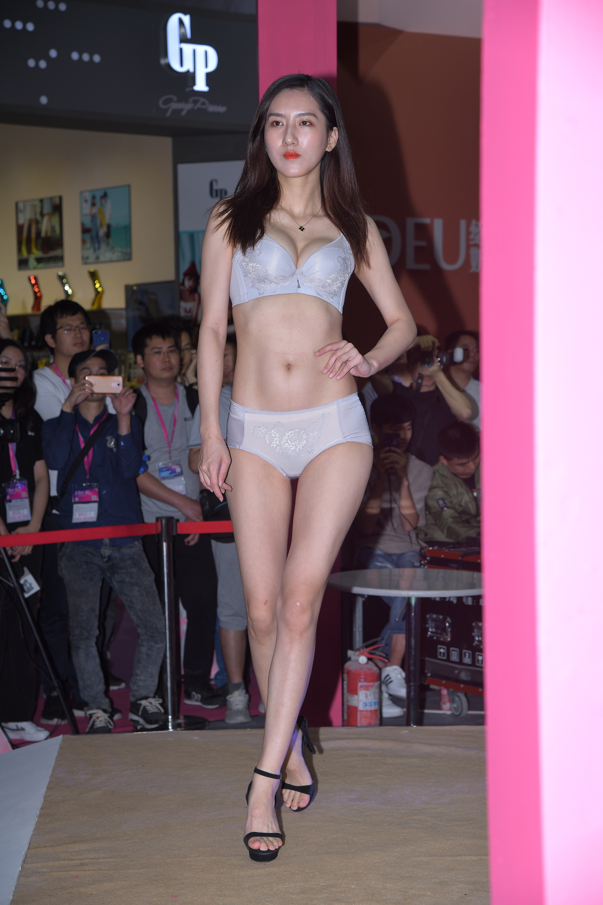  魔镜街拍,展会,人妻,街拍,写真套图,凛子酱