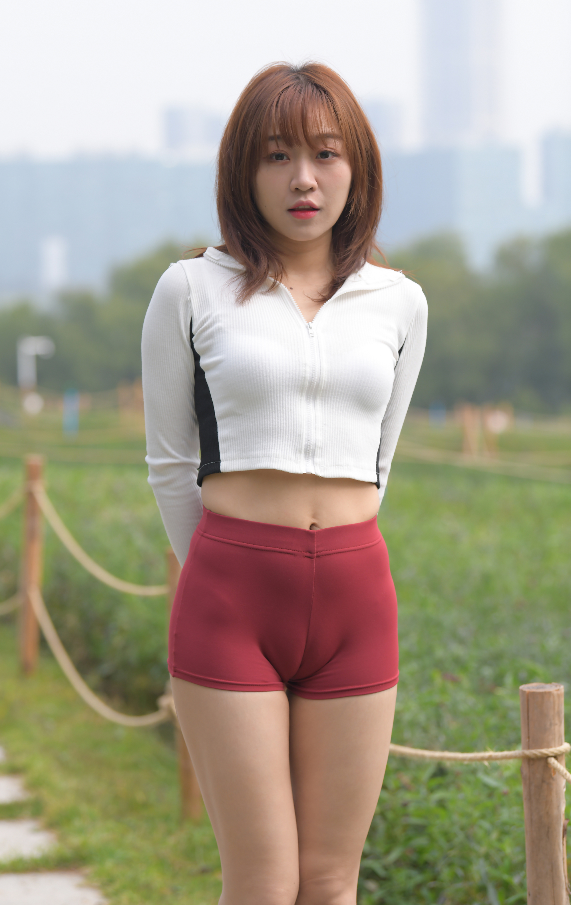  街拍鸭,魔镜街拍,紧身裤,美女,街拍,写真套图,鱼鱼足影