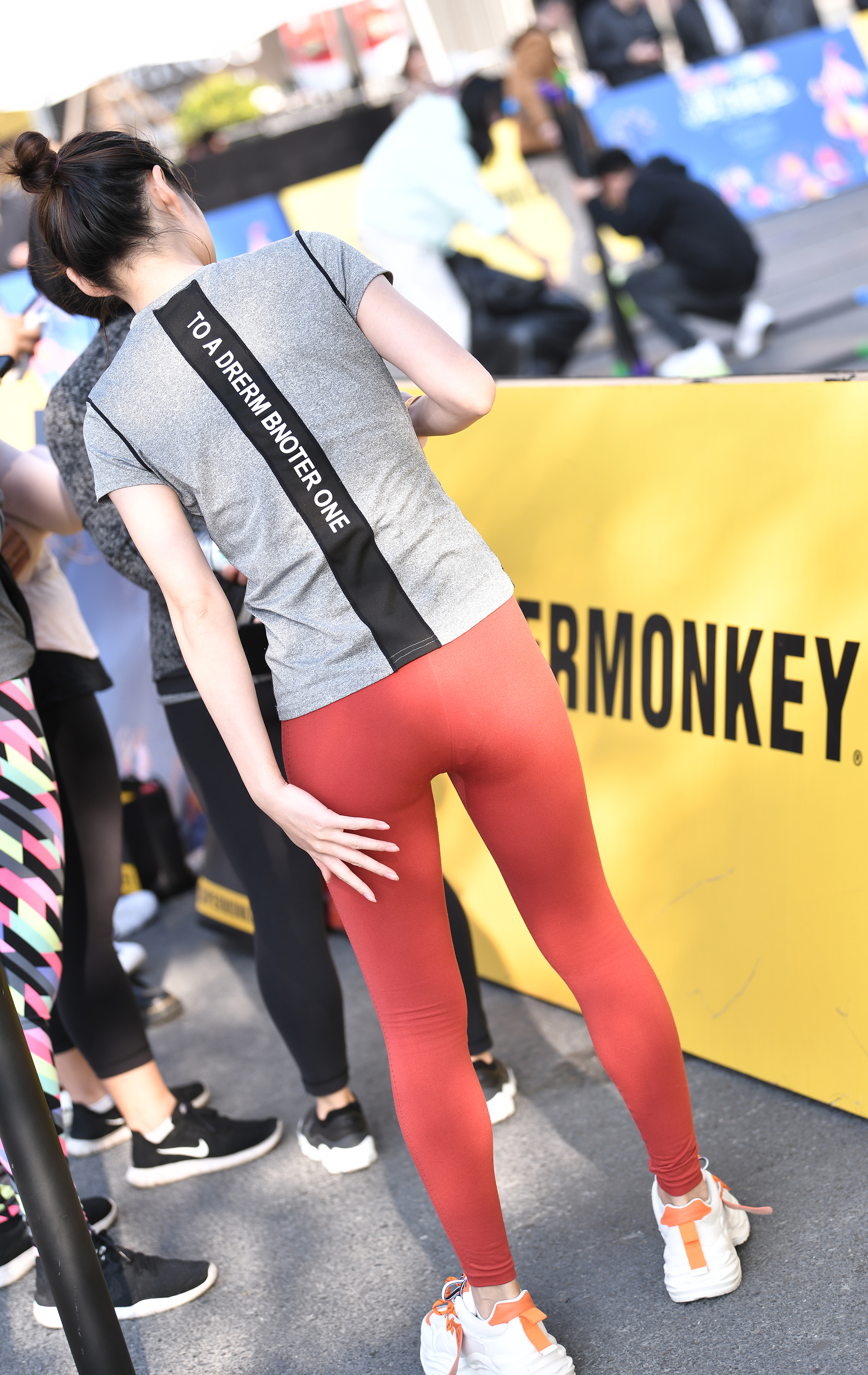  街拍鸭,魔镜街拍,紧身裤,人妻,街拍,写真套图,思话写真