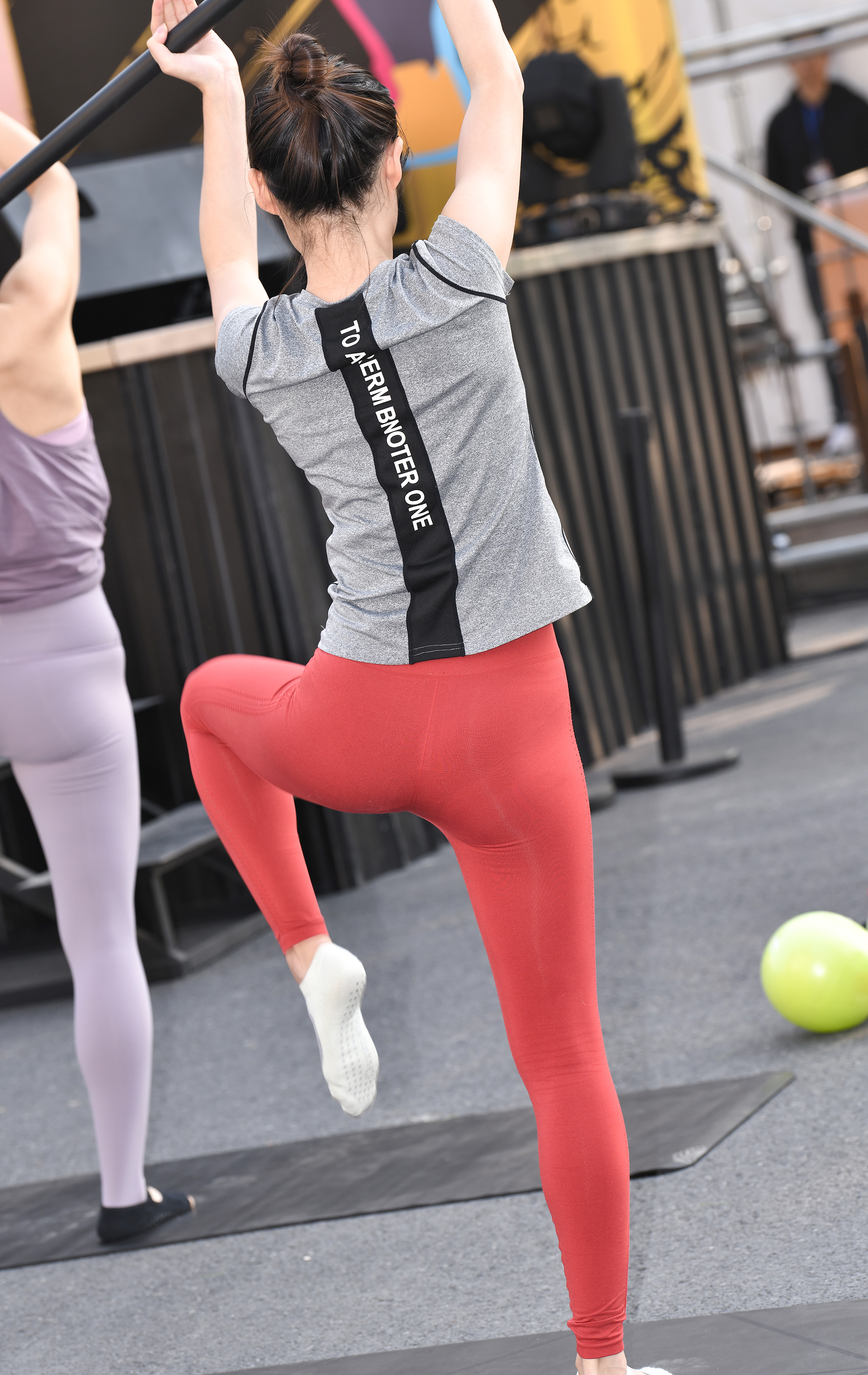  街拍鸭,魔镜街拍,紧身裤,少妇,街拍,写真套图,MintYe薄荷叶