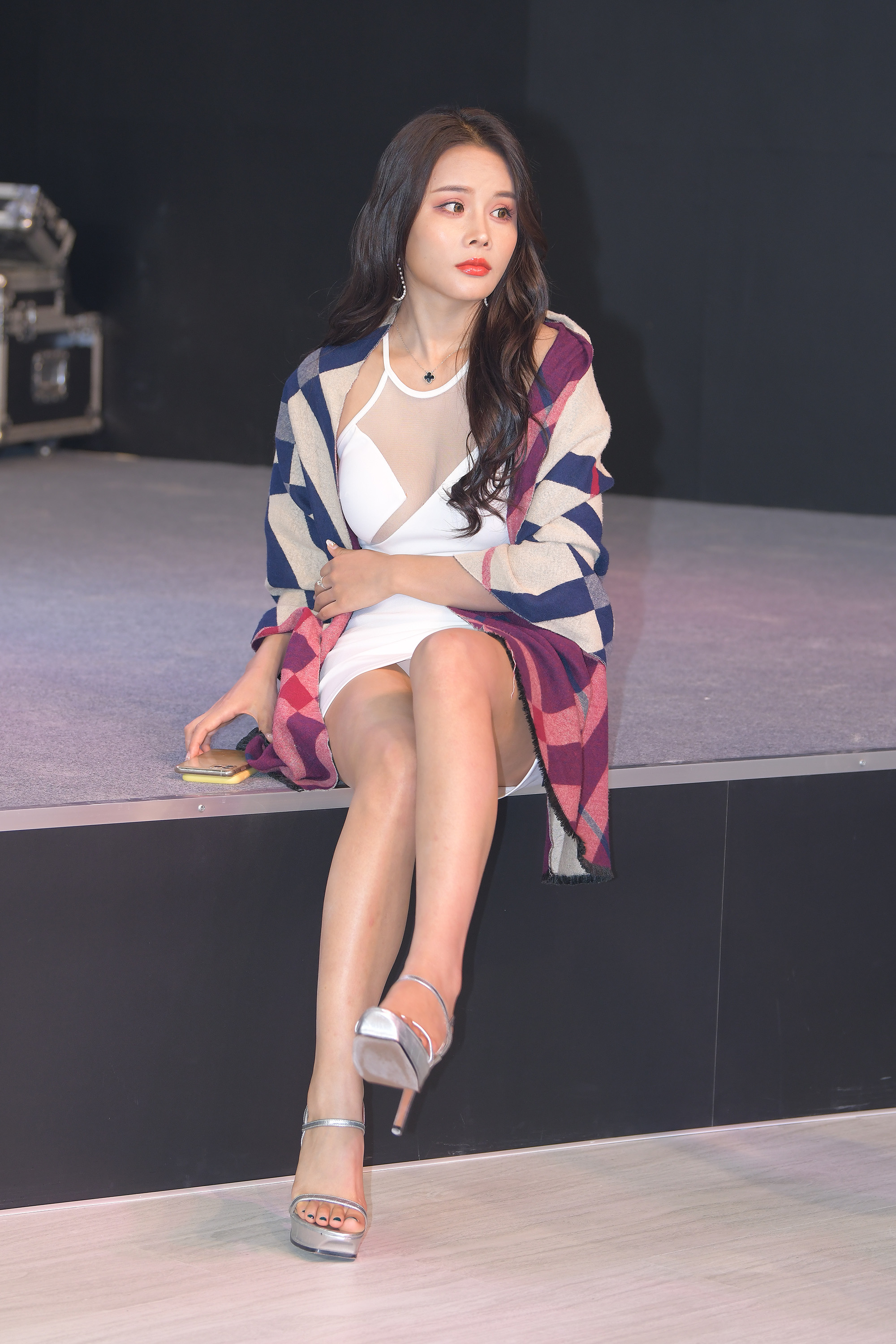  魔镜街拍,裙装,美女,街拍,写真套图,拿相机的执义