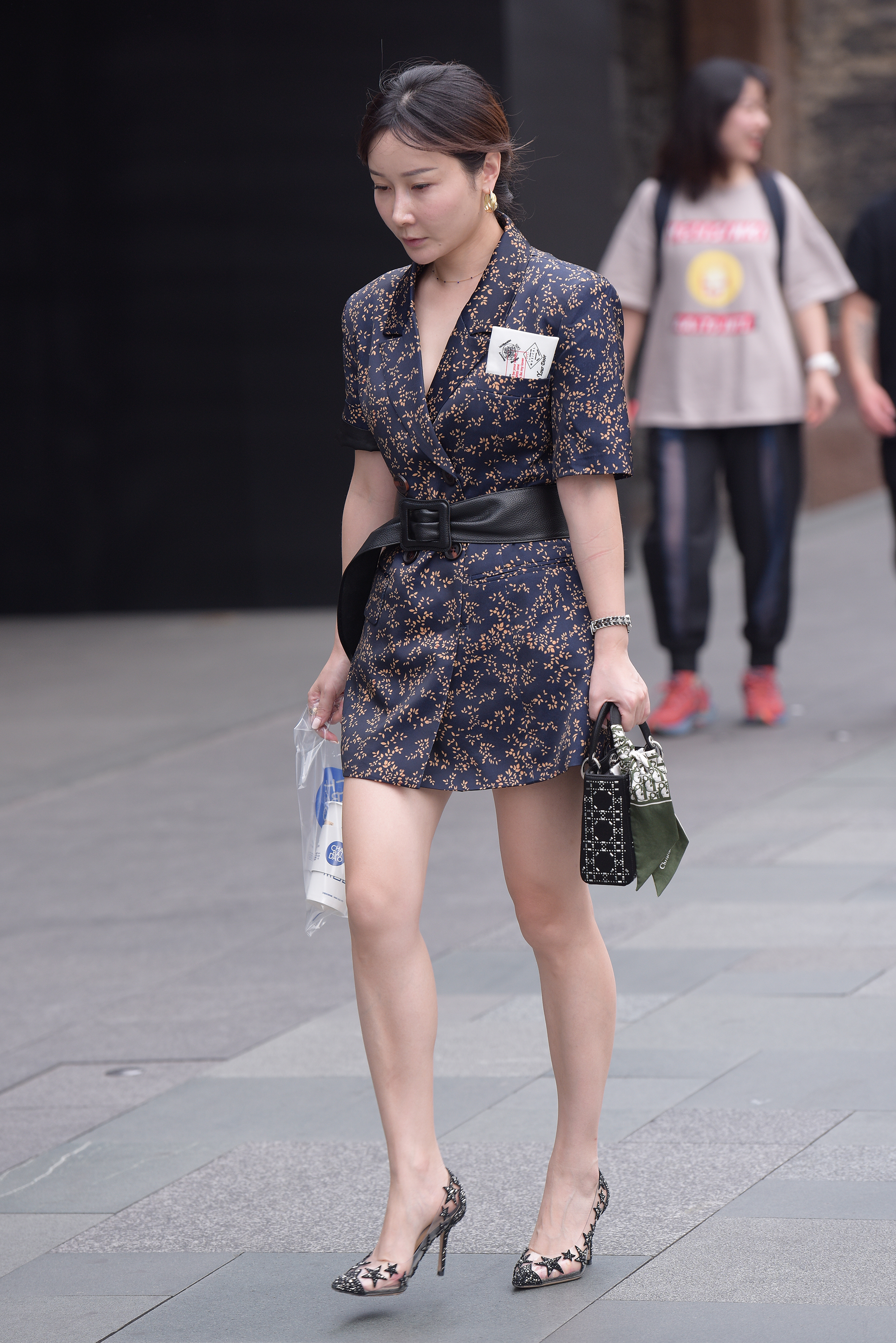  魔镜街拍,裙装,美女,街拍,写真套图,拿相机的执义