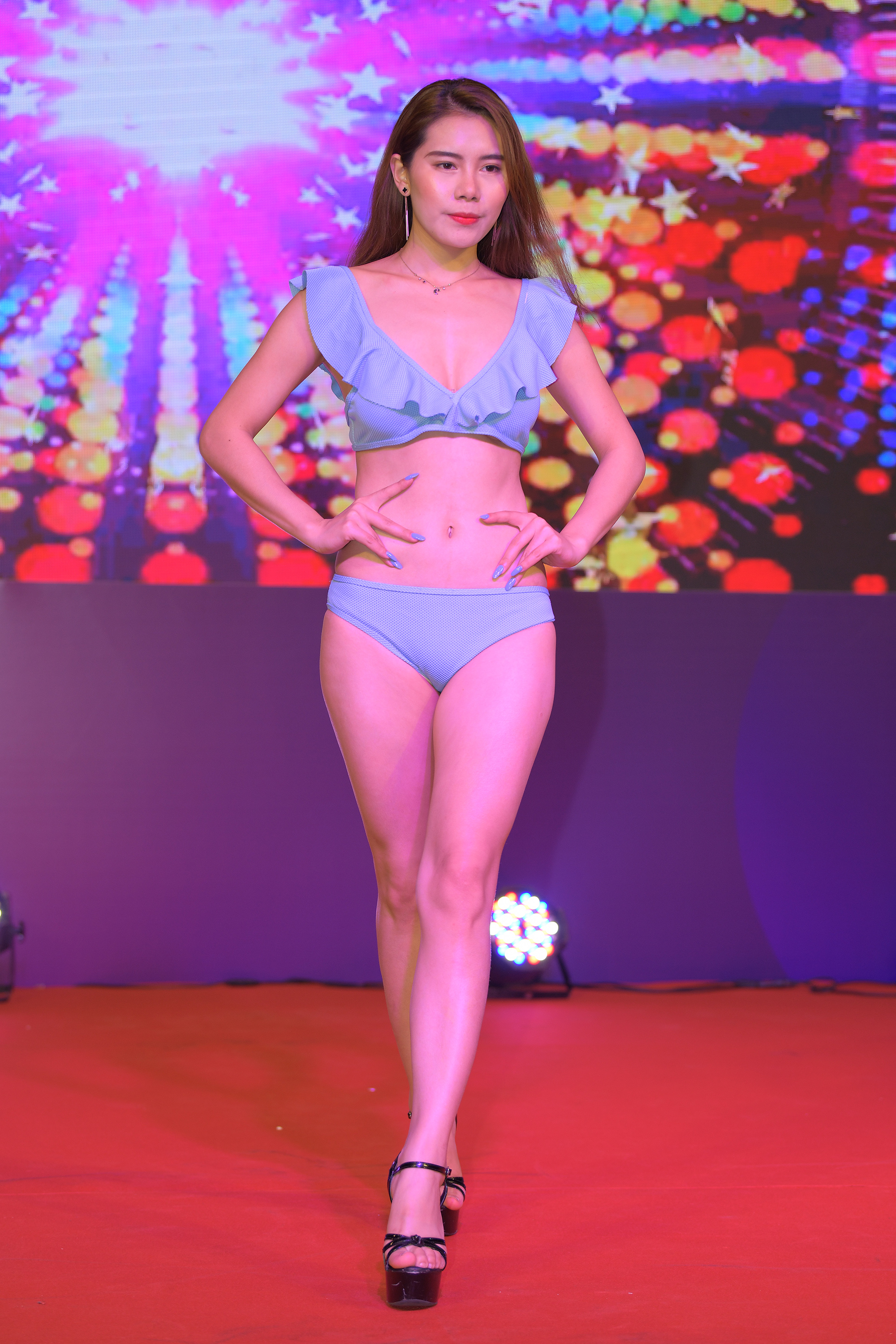  魔镜街拍,展会,少妇,街拍,写真套图,稚颜酱