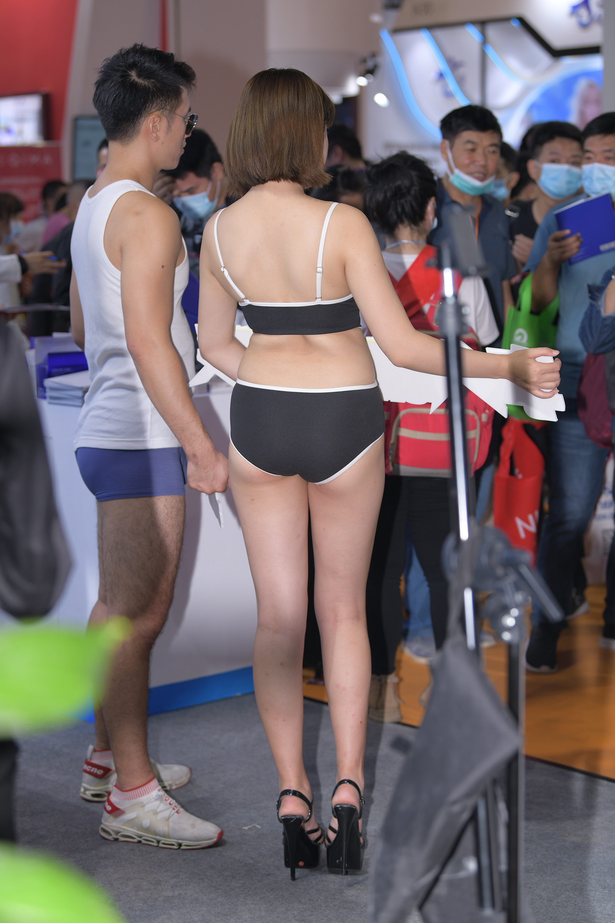  魔镜街拍,展会,人妻,街拍,写真套图,Xiuren秀人网