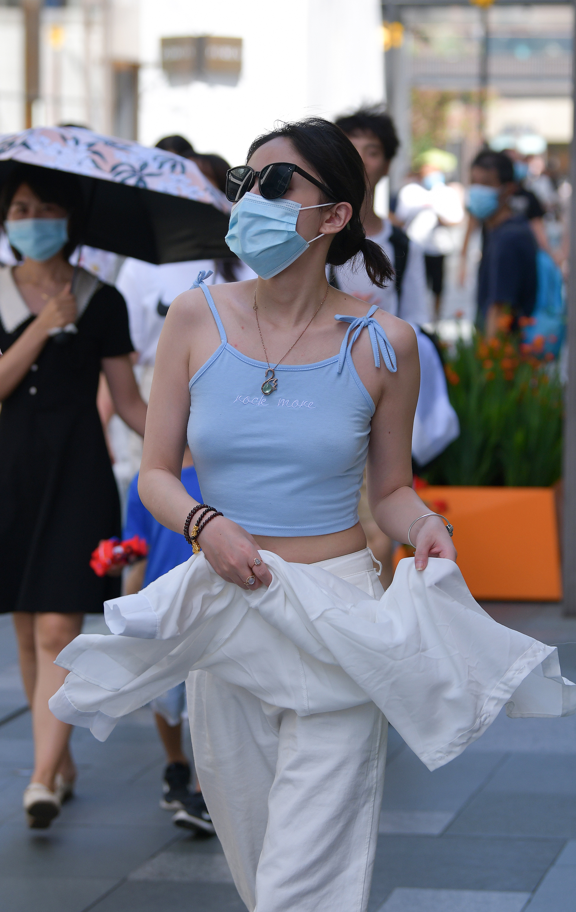  街拍鸭,魔镜街拍,,人妻,街拍,写真套图,只糖棉袜