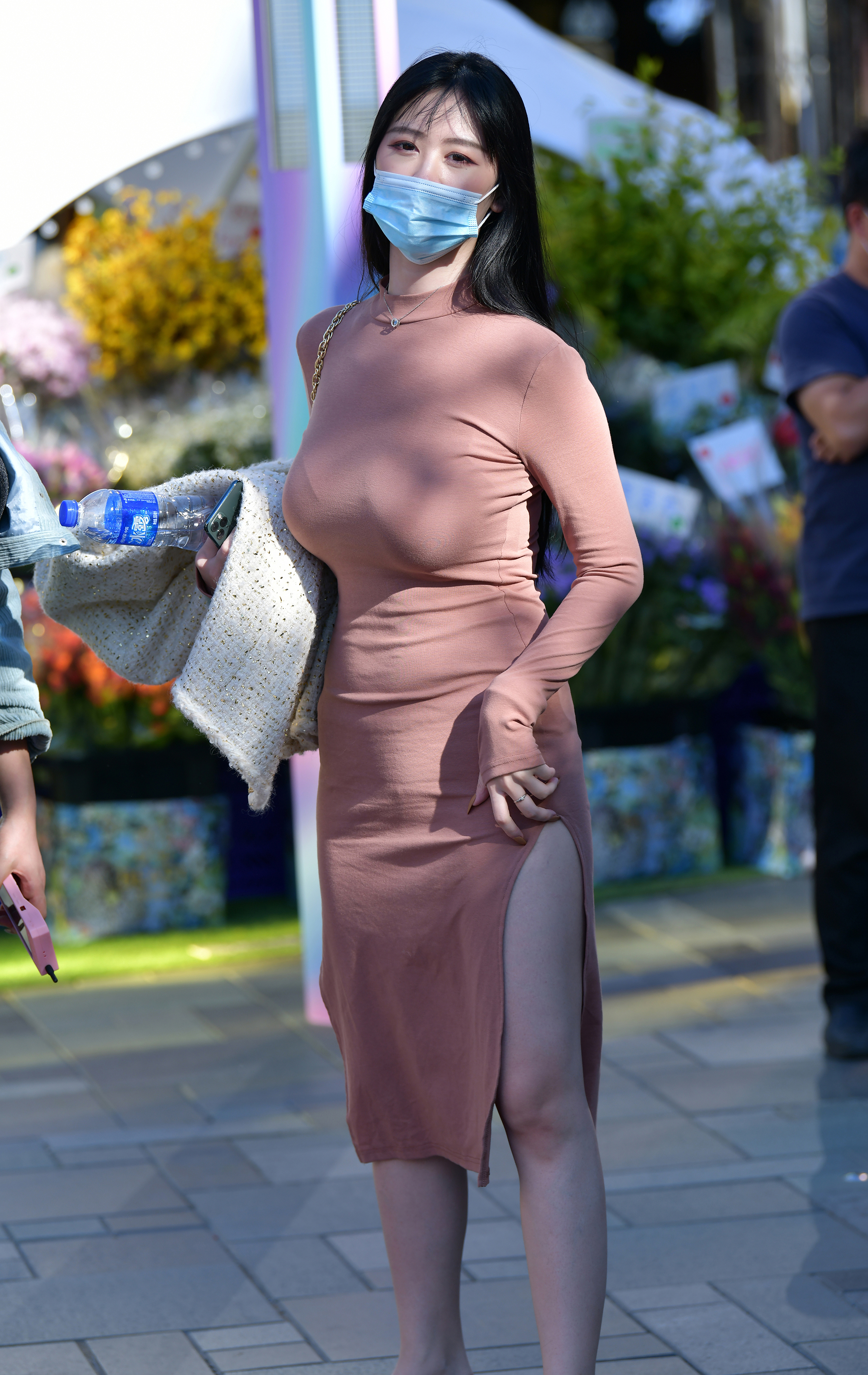  魔镜街拍,裙装,熟女,街拍,写真套图,踏青公园系列