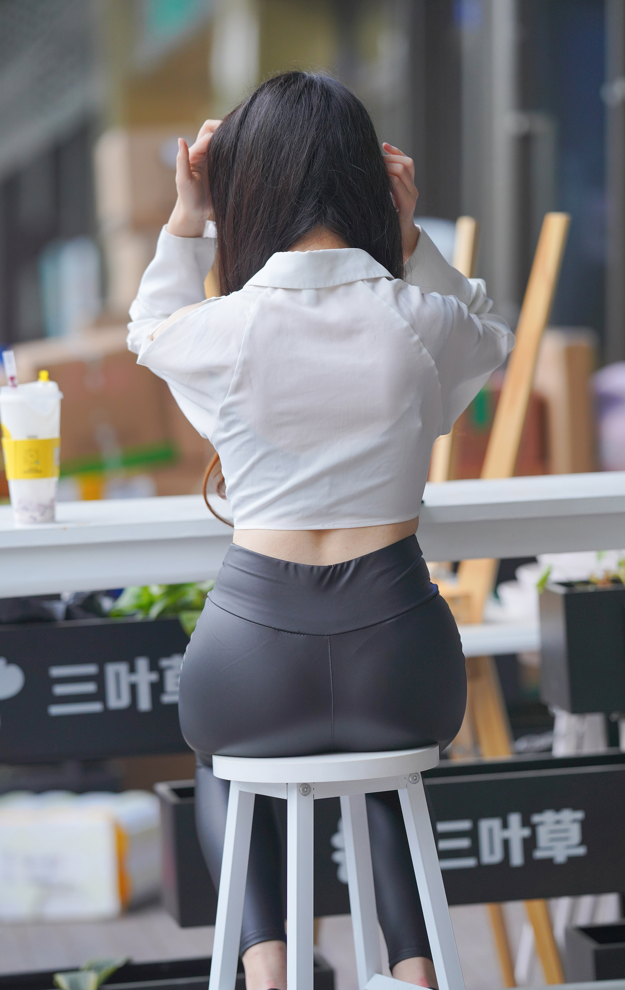  街拍鸭,魔镜街拍,街拍第一站,皮裤,紧身裤,熟女,街拍,写真套图,MiCat猫萌榜