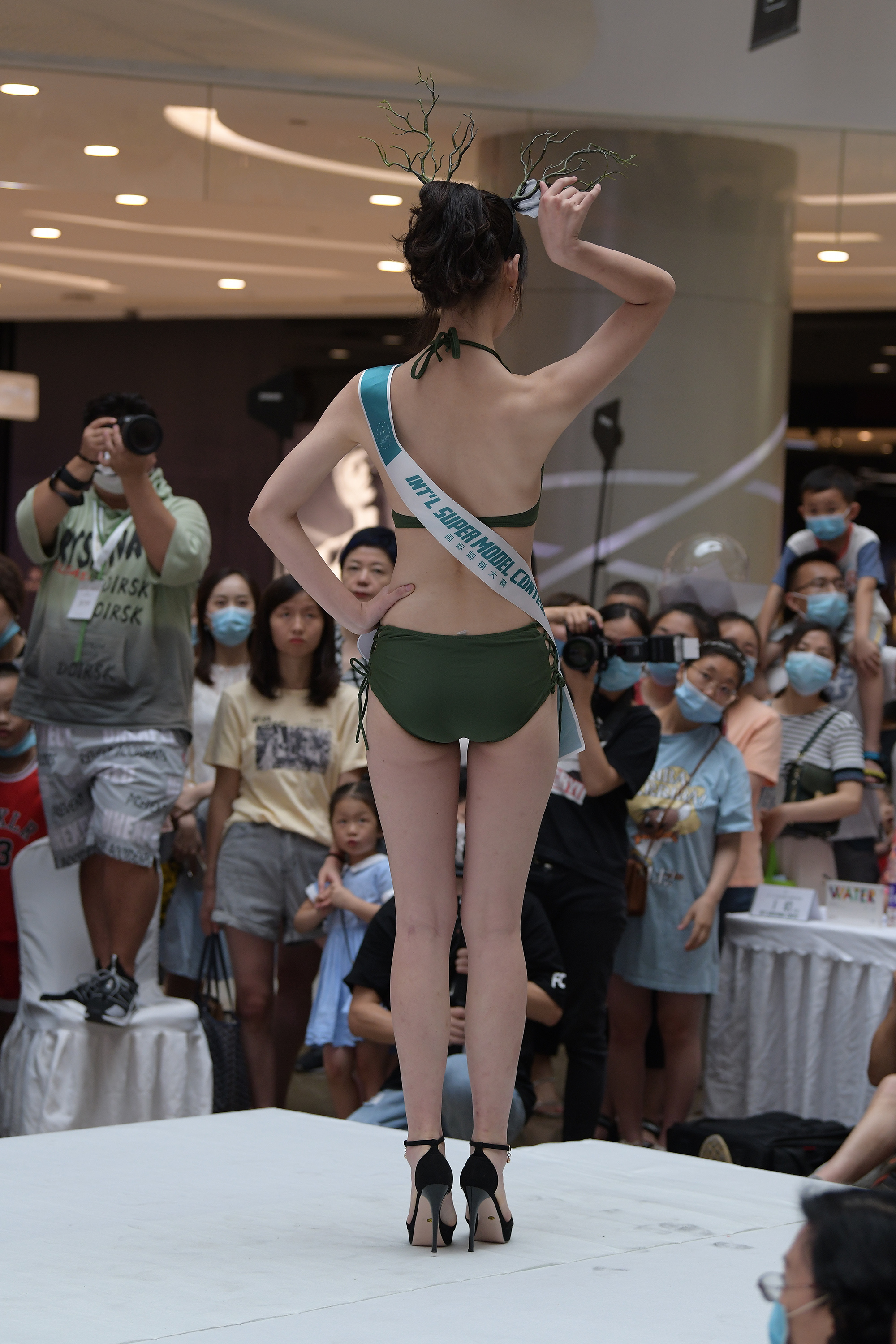  魔镜街拍,展会,人妻,街拍,写真套图,Momoko葵葵