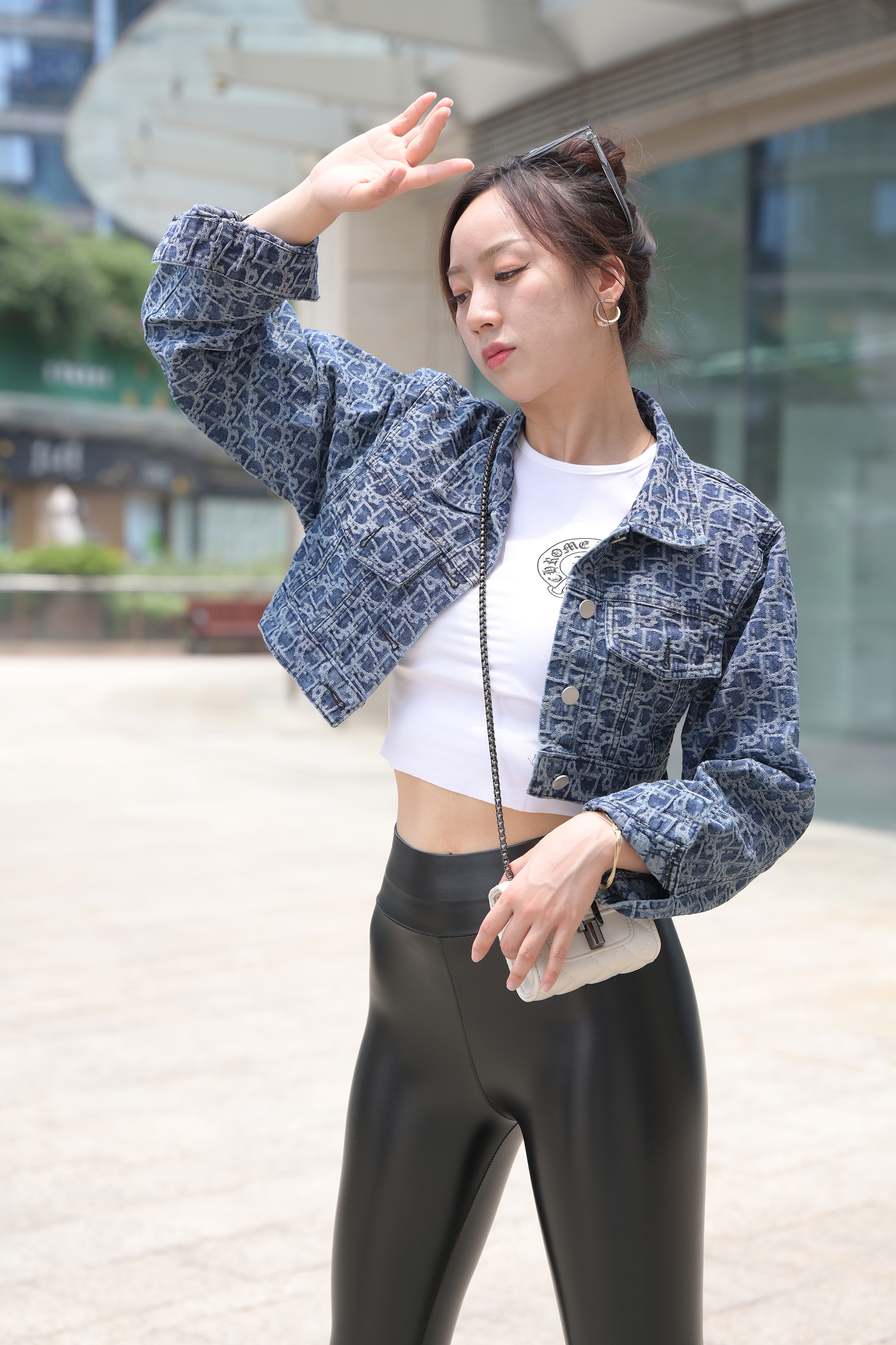  街拍鸭,魔镜街拍,皮裤,人妻,街拍,写真套图,清流杂志