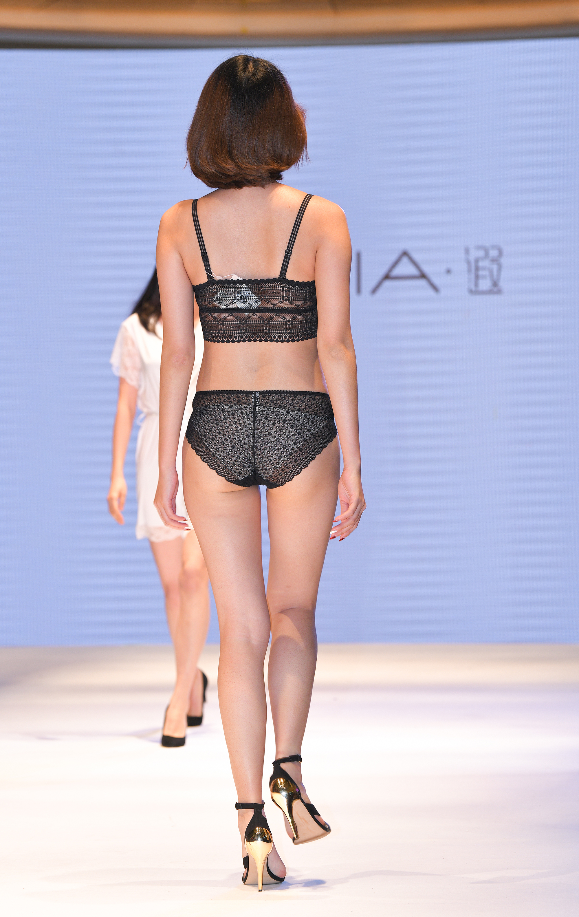  街拍鸭,魔镜街拍,展会,少妇,街拍,写真套图,尤蜜丝