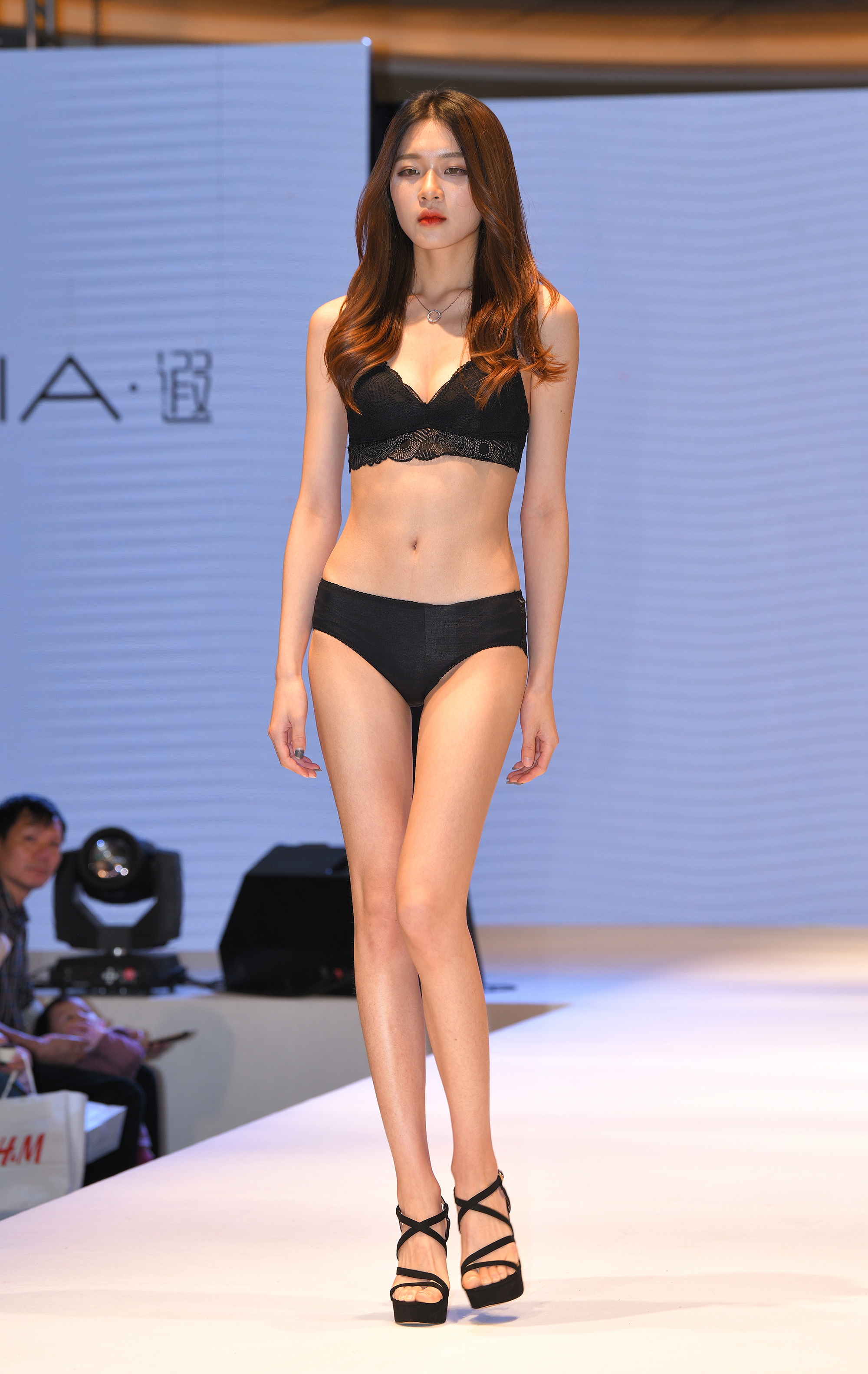  街拍鸭,魔镜街拍,展会,少妇,街拍,写真套图,TouTiao头条女神