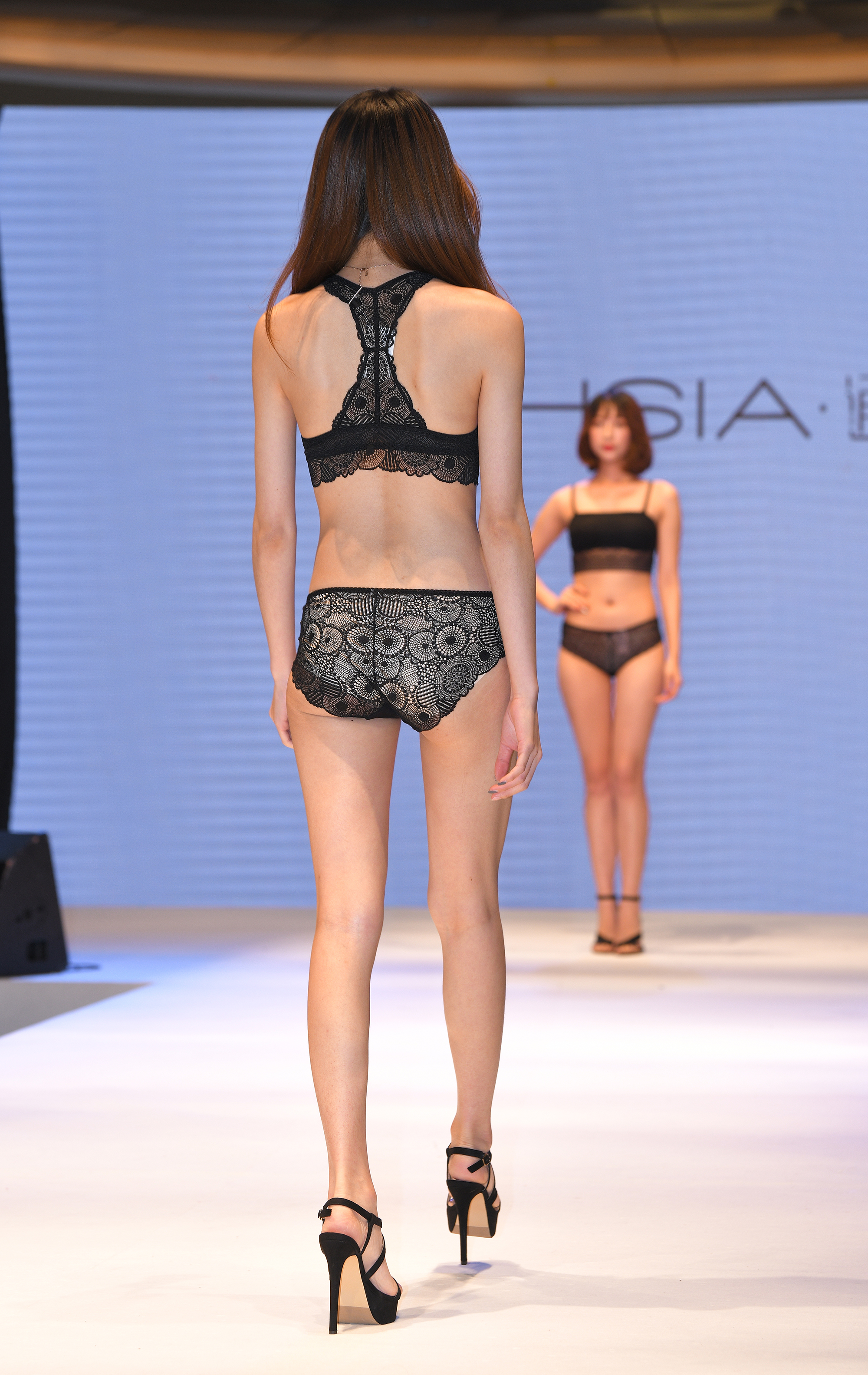  街拍鸭,魔镜街拍,展会,小姐姐,街拍,写真套图,白金Saki