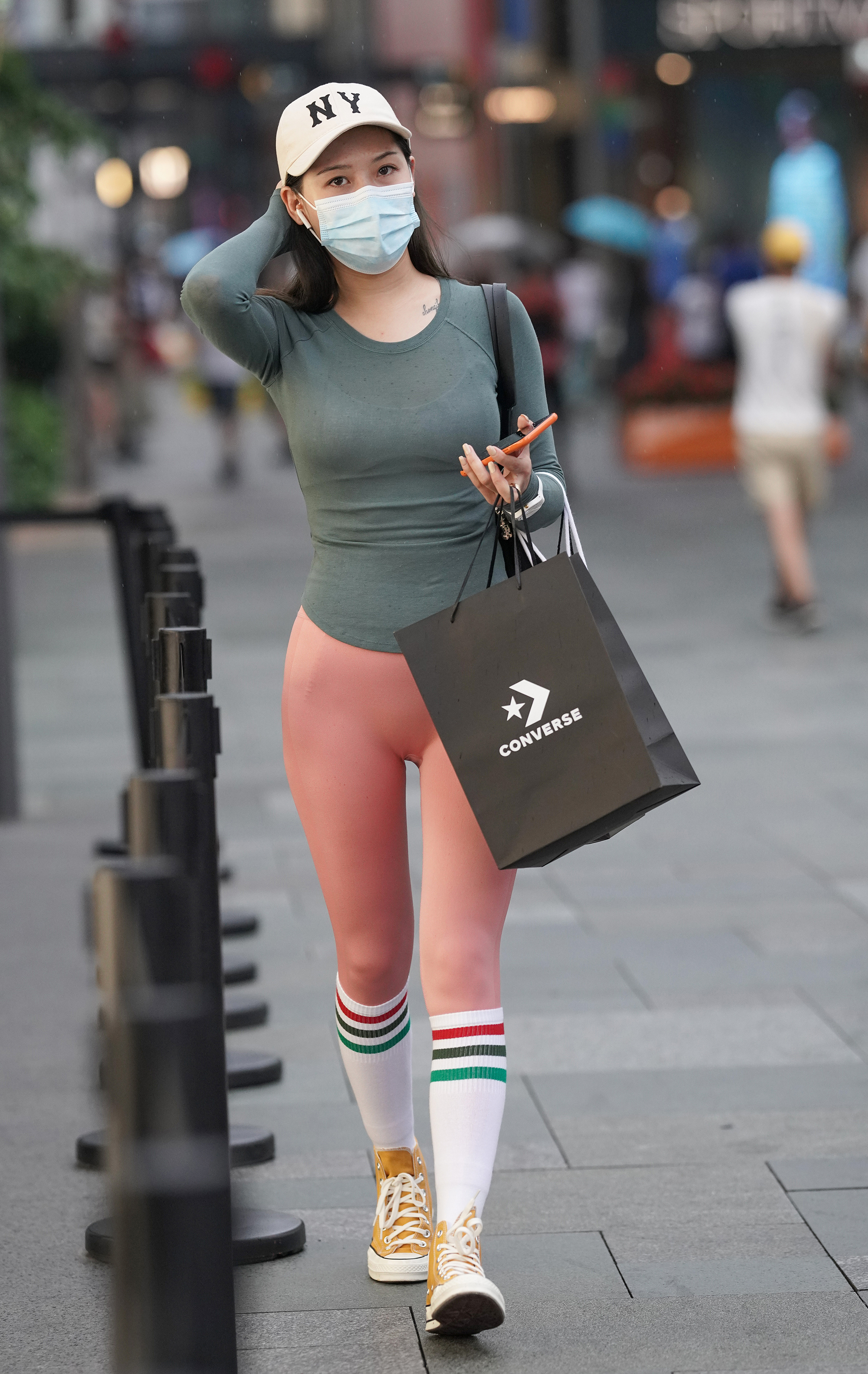  魔镜街拍,紧身裤,小姐姐,街拍,写真套图,拿相机的执义