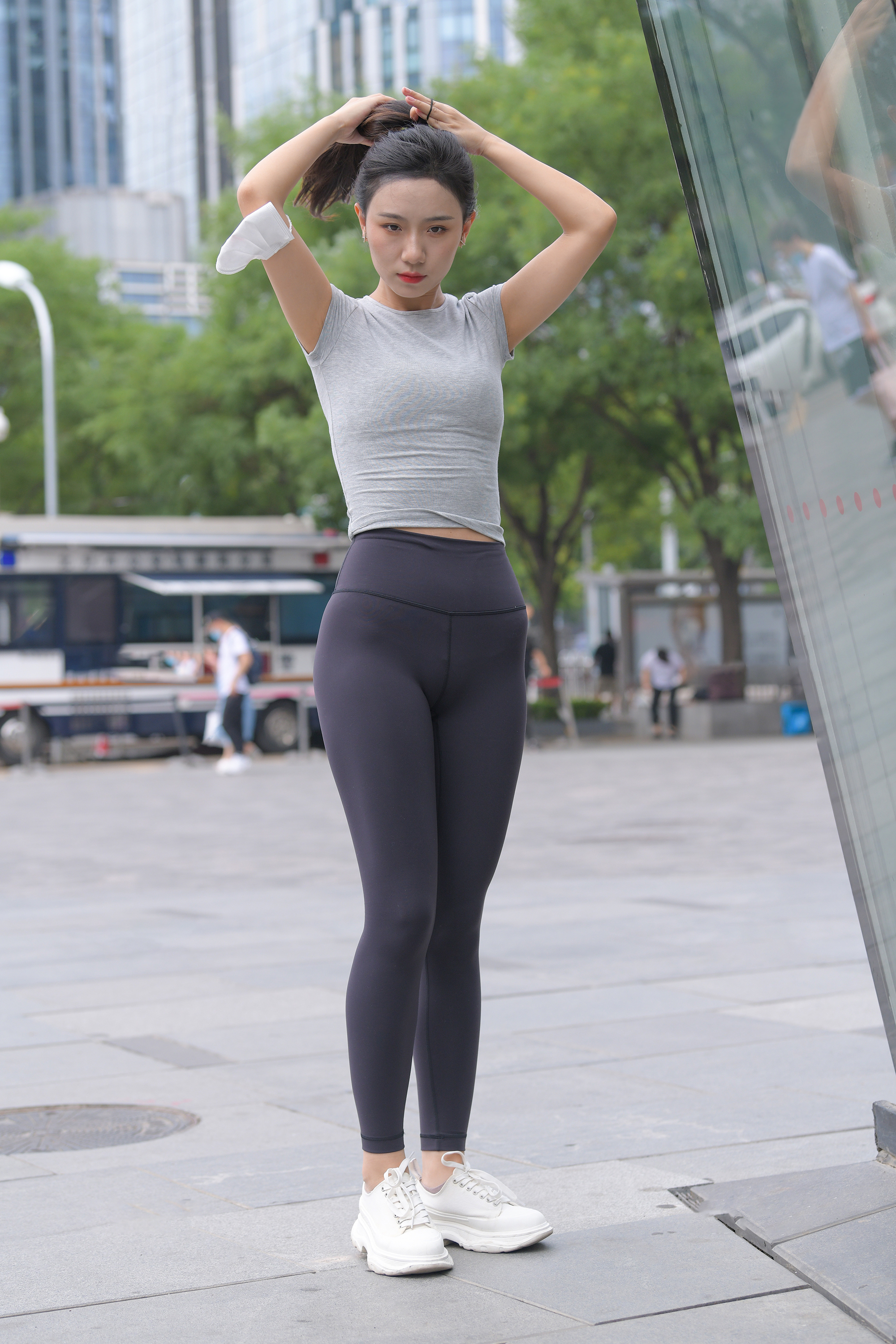  街拍鸭,魔镜街拍,紧身裤,少妇,街拍,写真套图,觅芙少女