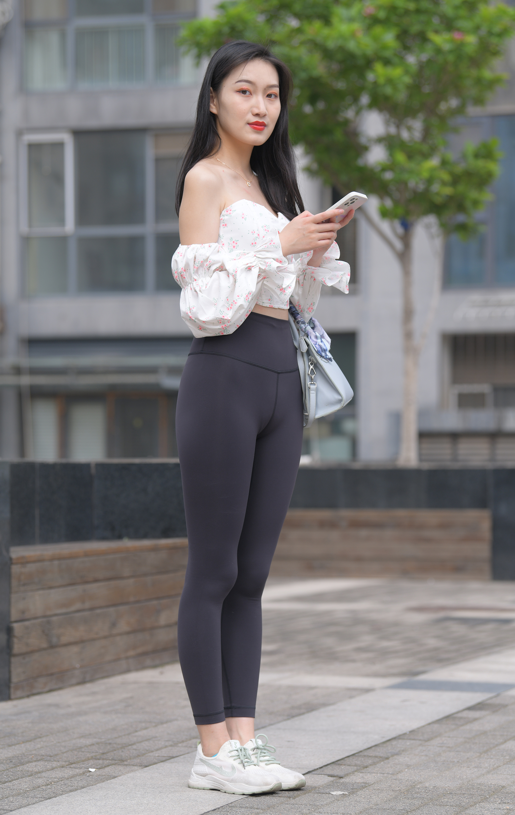  街拍鸭,魔镜街拍,紧身裤,小姐姐,街拍,写真套图,赤足者