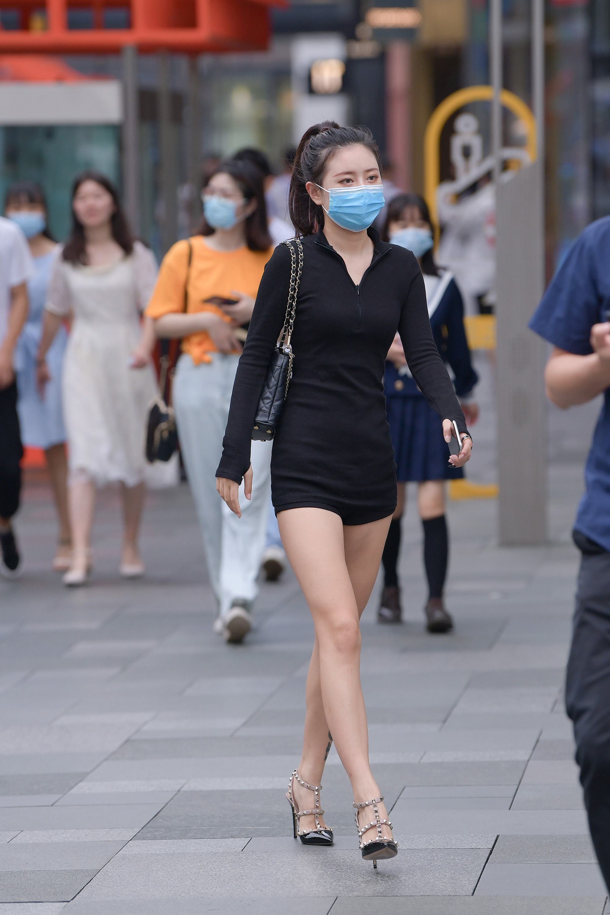  魔镜街拍,热裤,熟女,街拍,写真套图,拿相机的执义