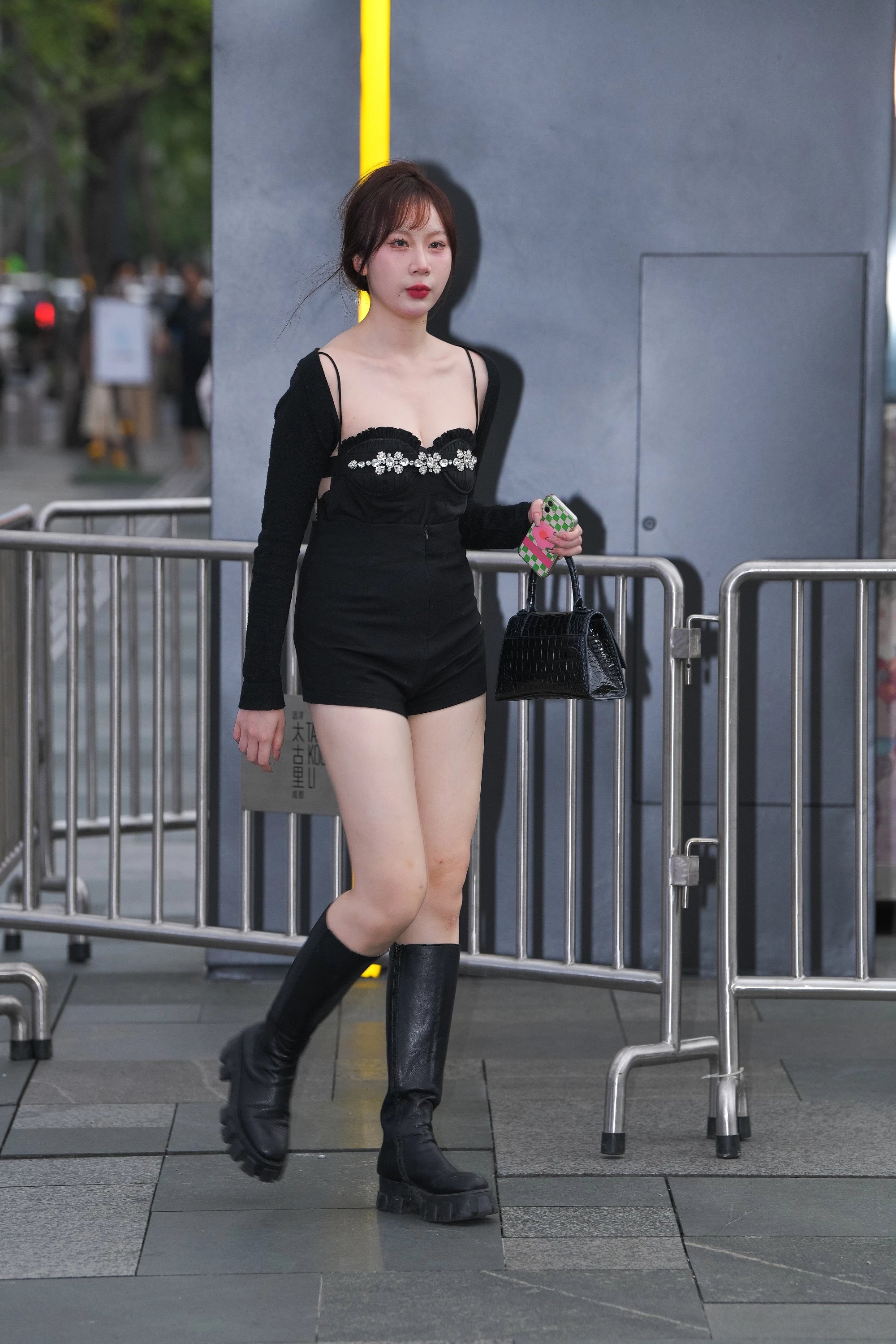  魔镜街拍,热裤,人妻,街拍,写真套图,MT蜜团