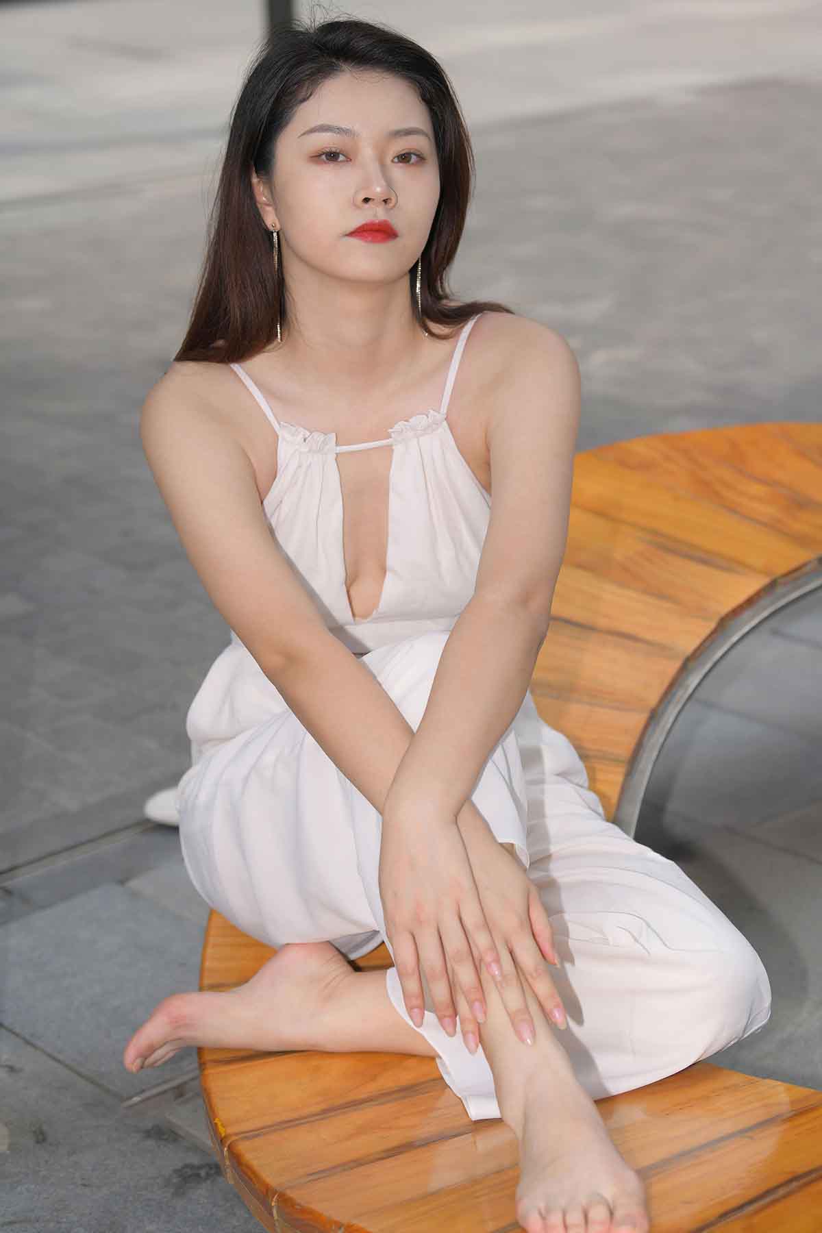 【M1065】性感白裤美女-绝色天籁