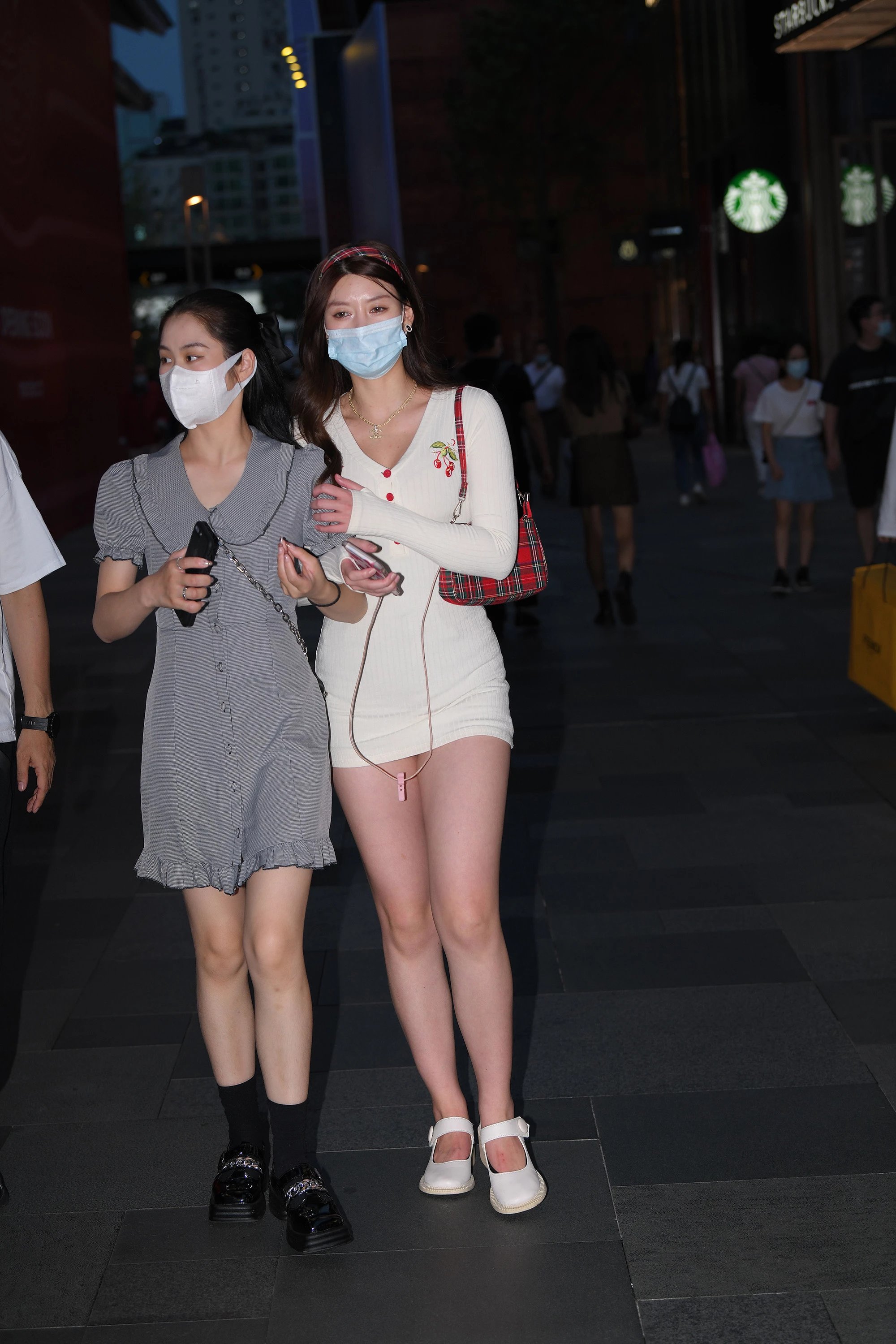  魔镜街拍,裙装,小姐姐,街拍,写真套图,拿相机的执义