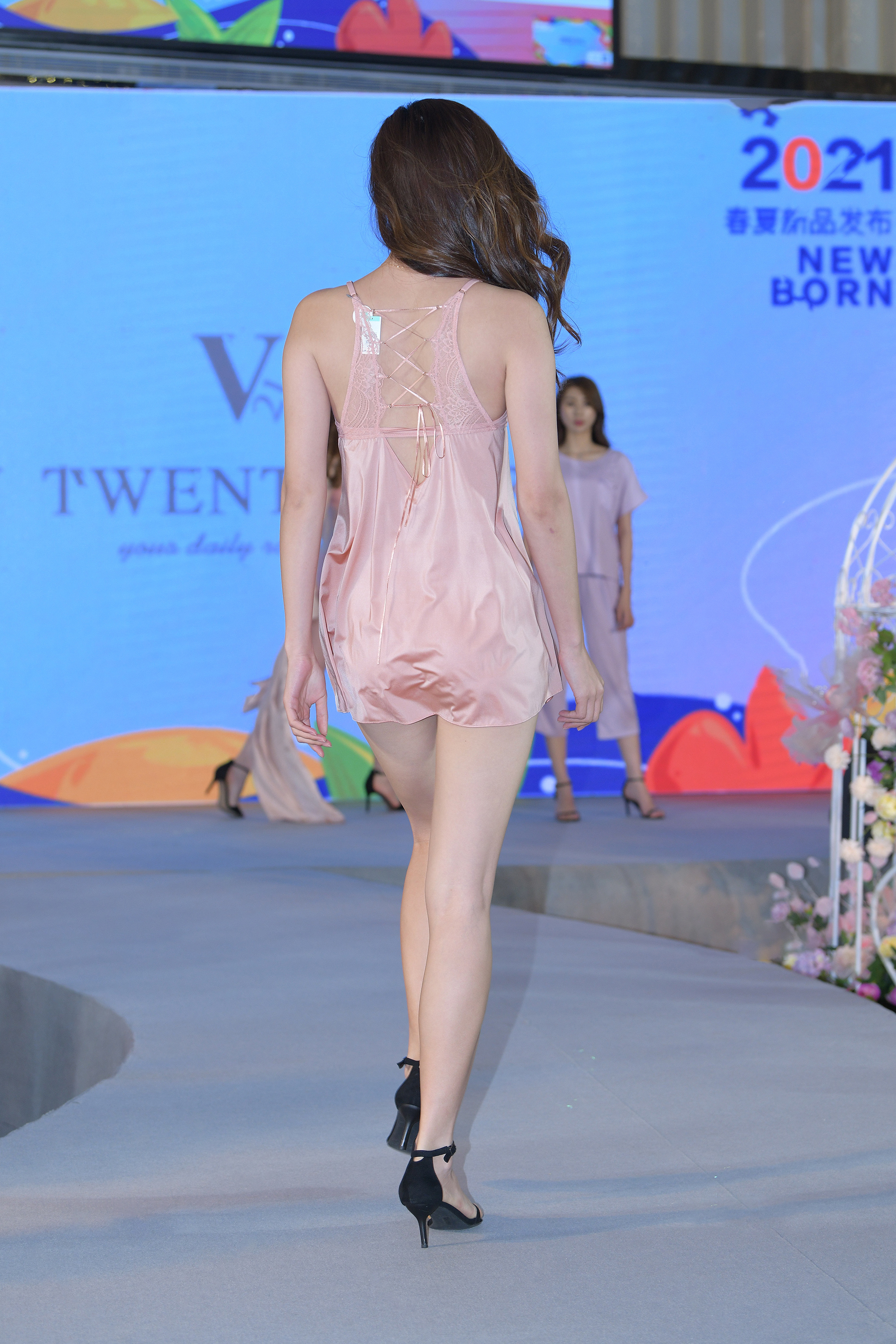  魔镜街拍,展会,少妇,街拍,写真套图,稚乖画册