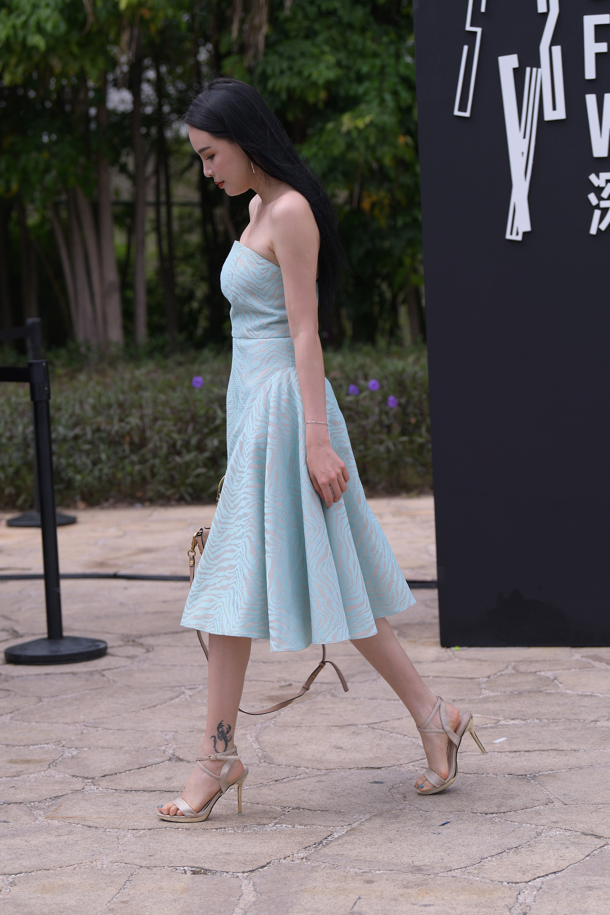  魔镜街拍,裙装,熟女,街拍,写真套图,皮皮奶