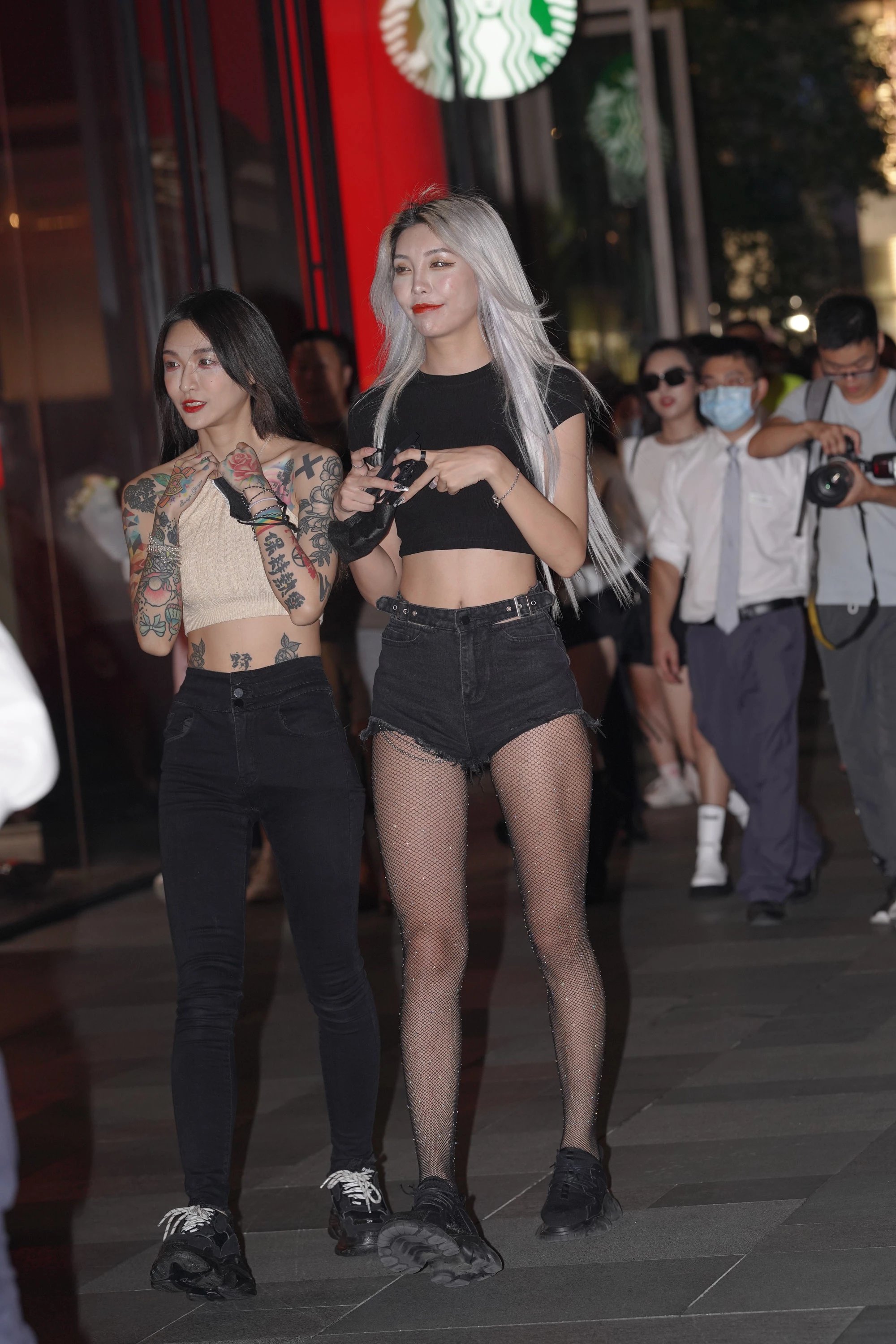  魔镜街拍,热裤,丝袜,小姐姐,街拍,写真套图,酒酒老师