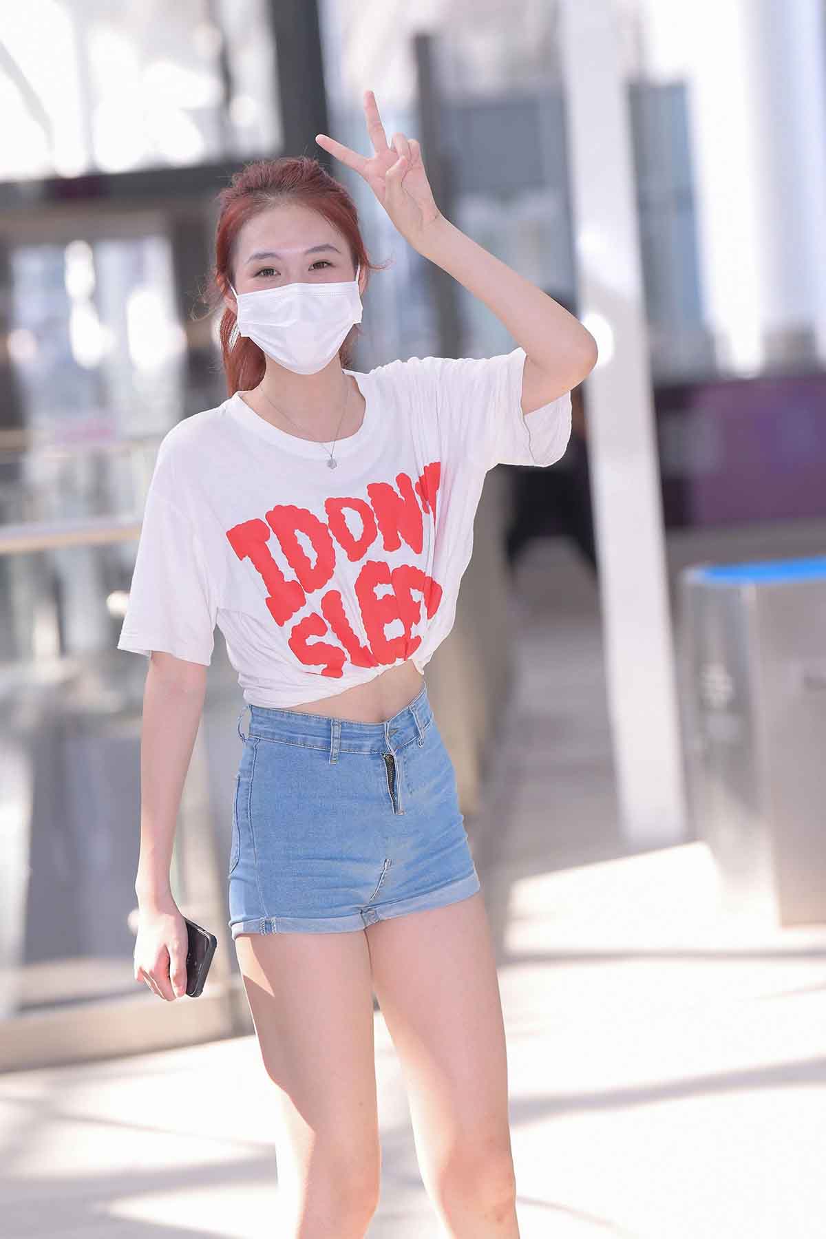 【J4443】这个热裤大长腿美眉，我是爱了~-绝色天籁
