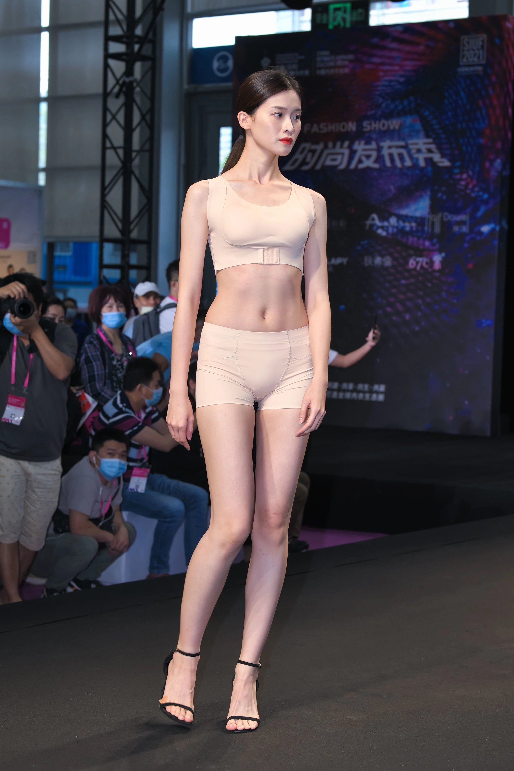  魔镜街拍,展会,人妻,街拍,写真套图,DJAWA