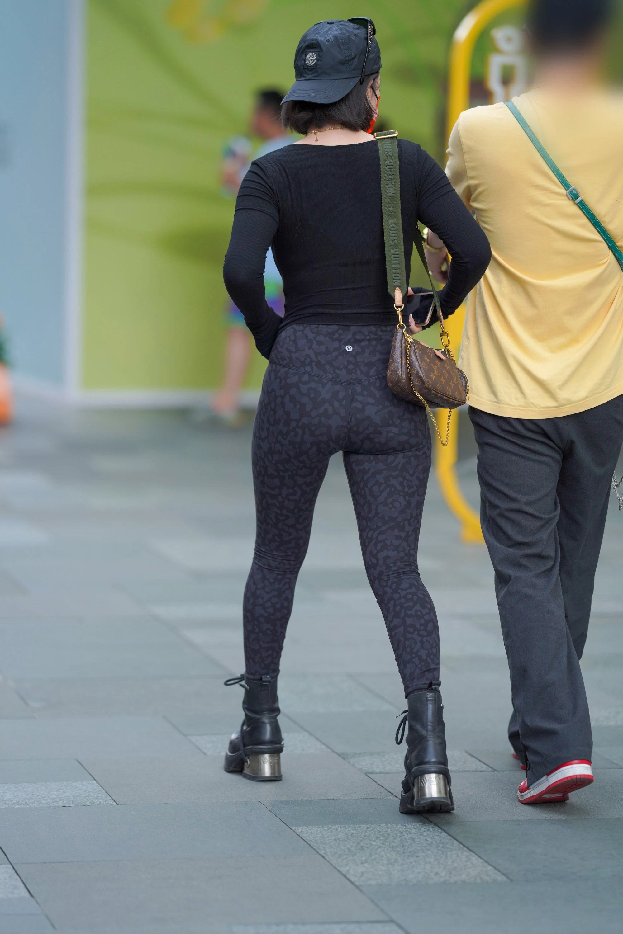  魔镜街拍,紧身裤,人妻,街拍,写真套图,神楽坂真冬