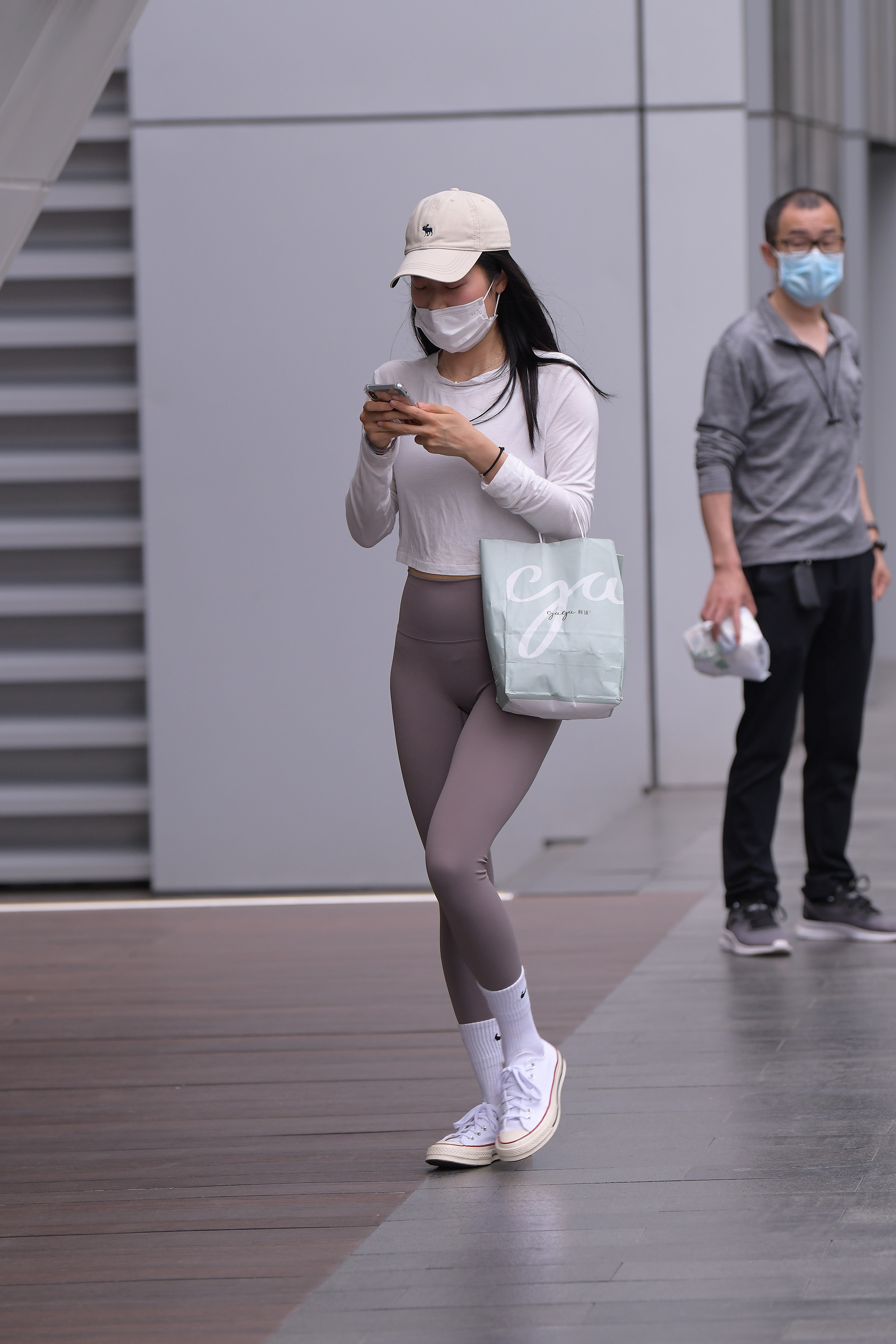  魔镜街拍,紧身裤,人妻,街拍,写真套图,MiiTao蜜桃社